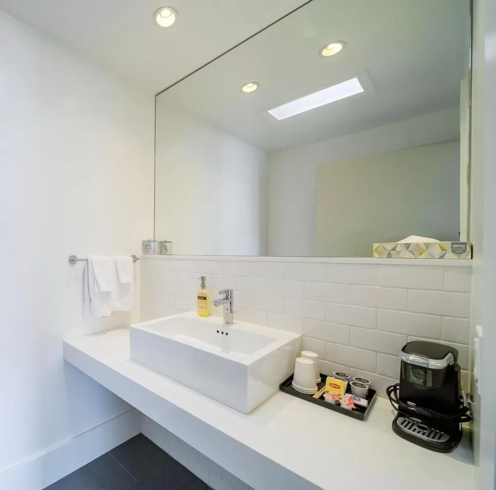 Bathroom in Beck's Motor Lodge