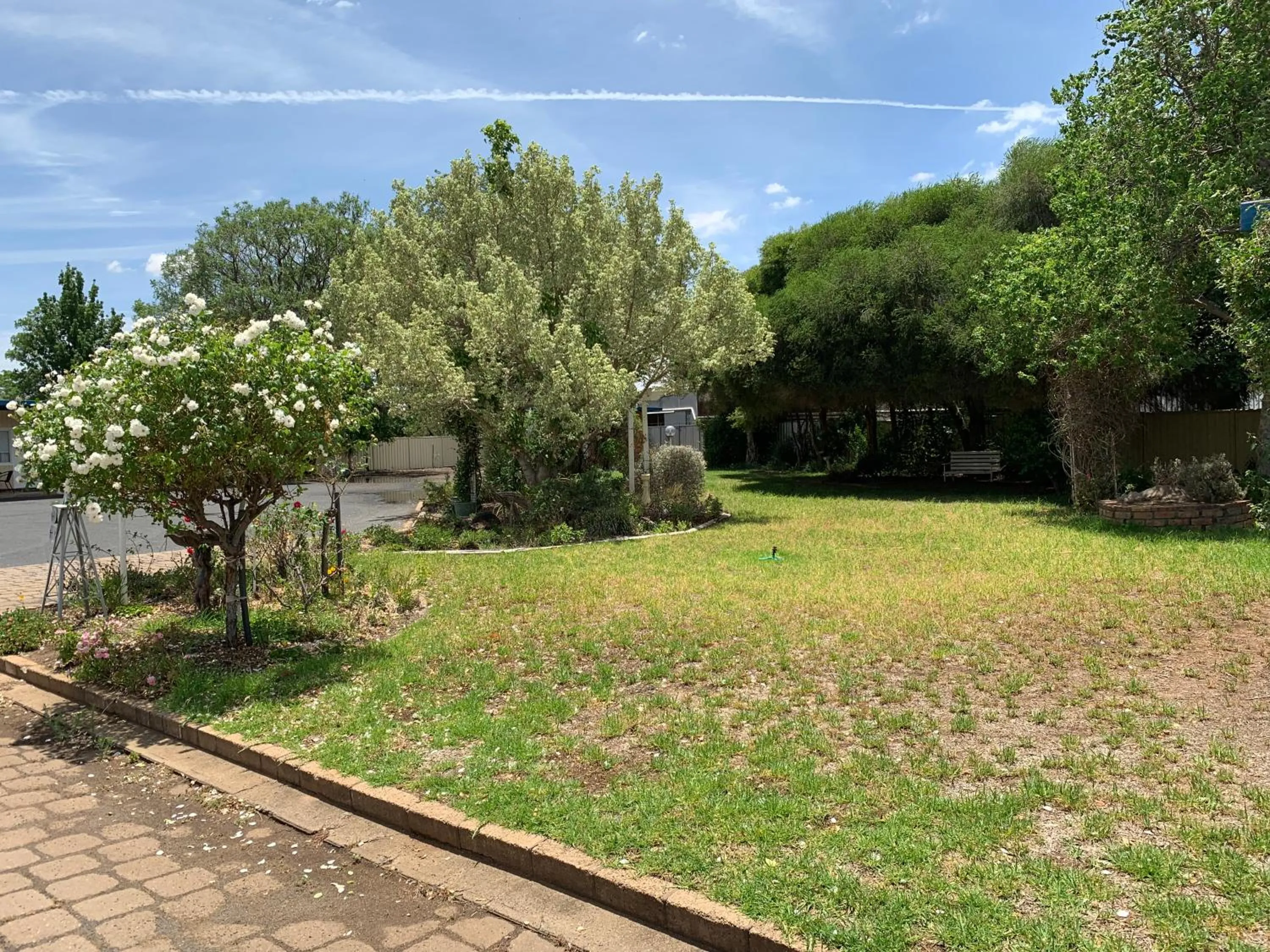 Garden in Orana Windmill Motel