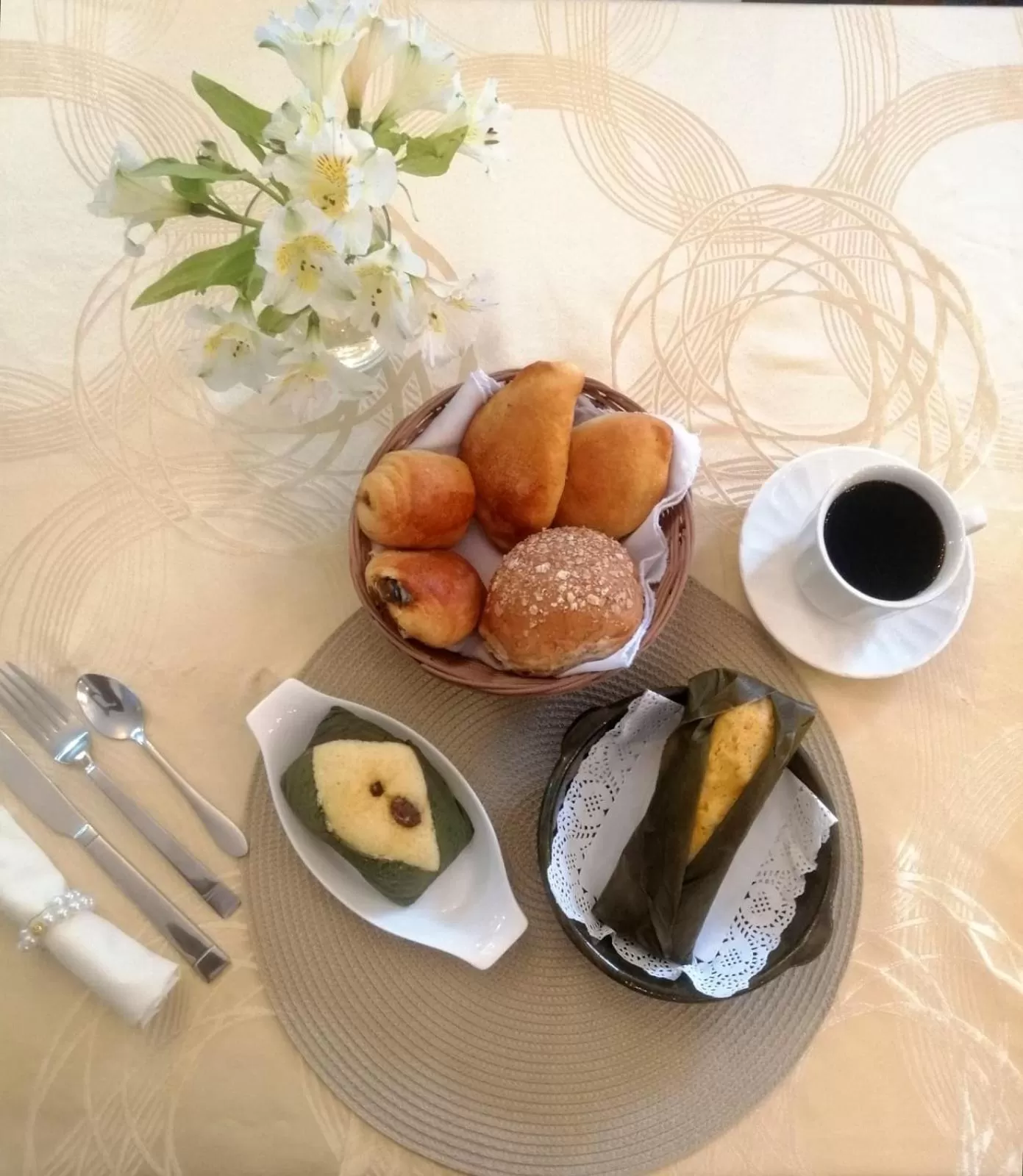 Restaurant/places to eat in Adamas House Hotel Boutique