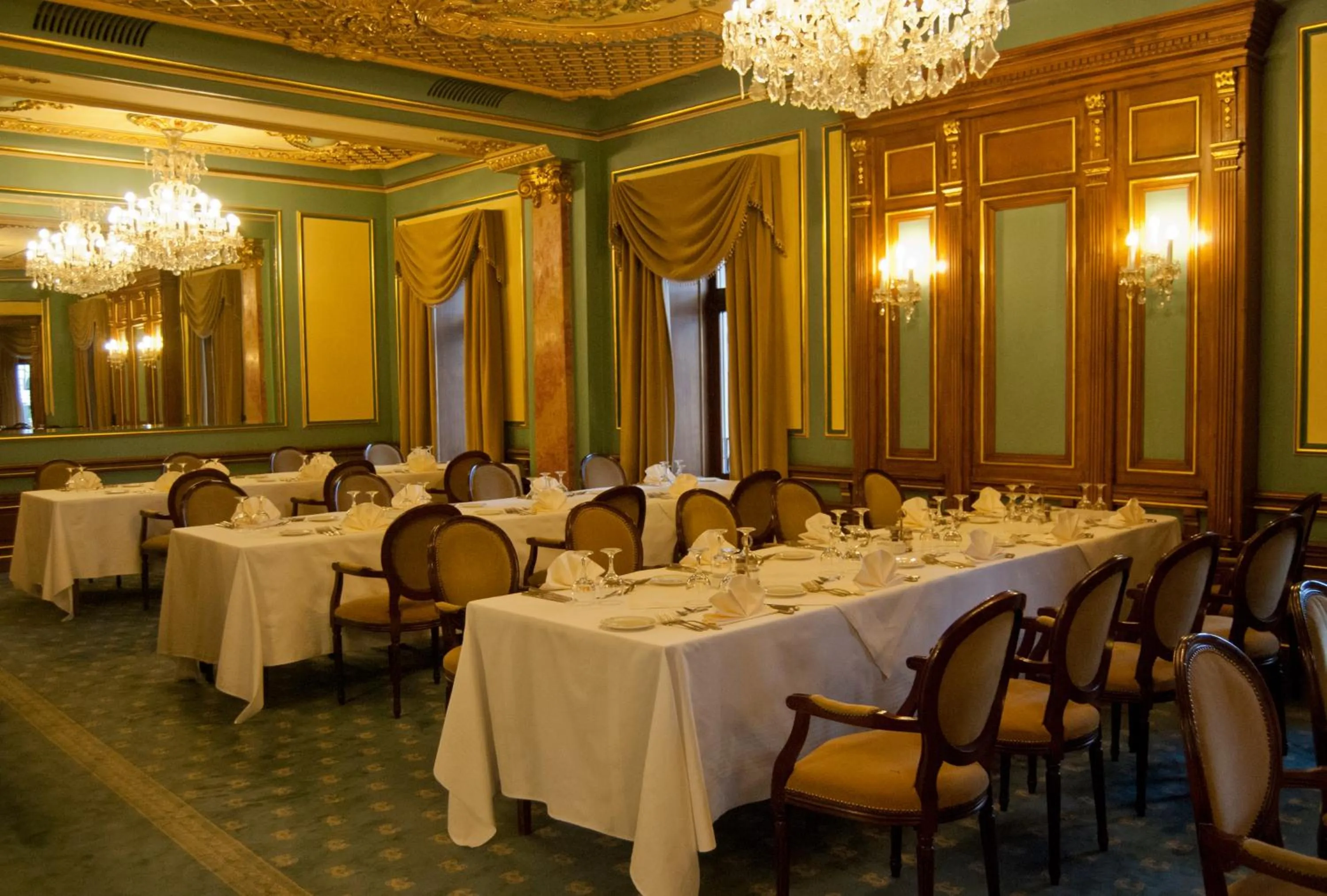 Restaurant/places to eat in Hotel Casa Capsa
