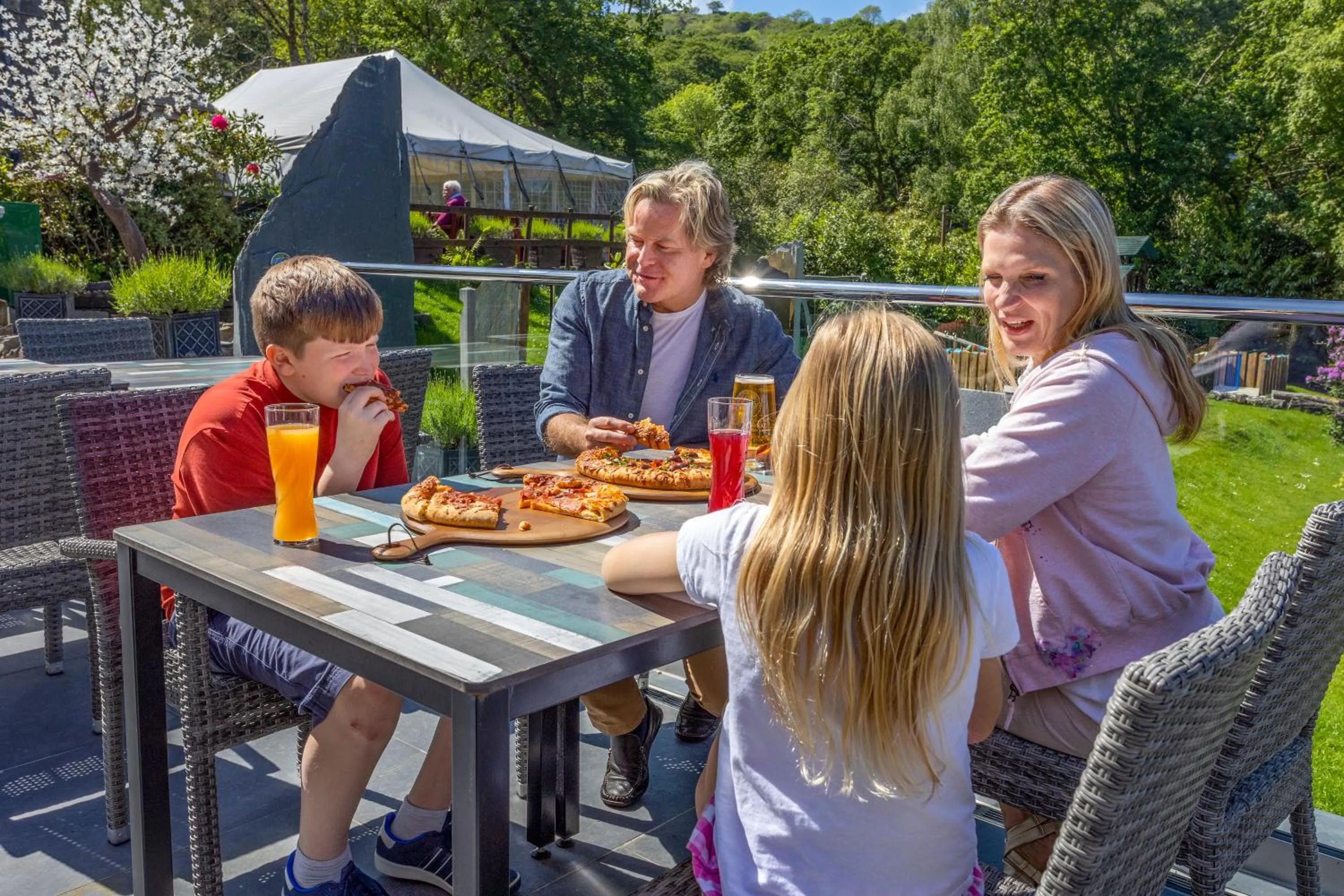 Restaurant/places to eat in Aberdunant Hall