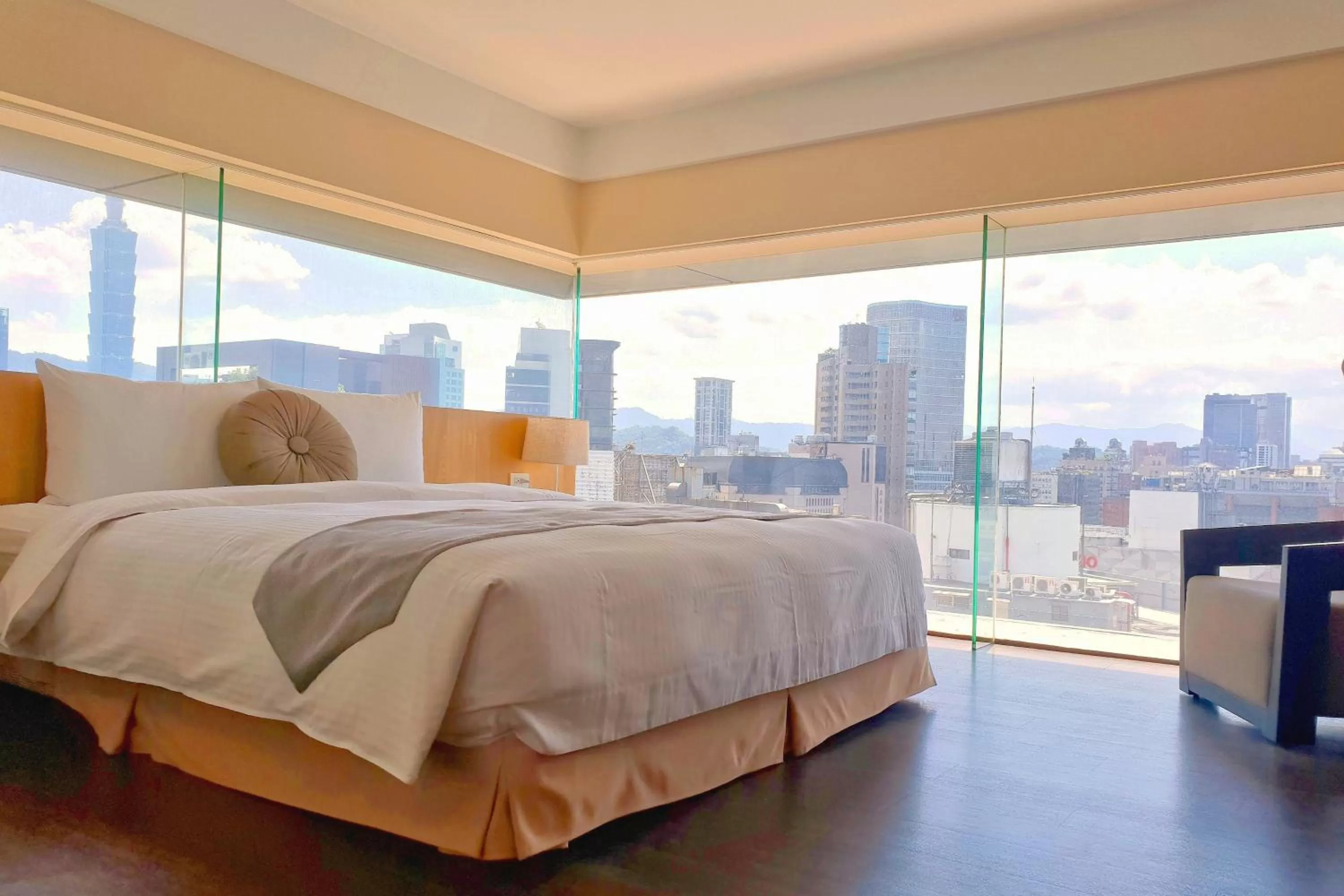 Photo of the whole room, Bed in Eastin Taipei Hotel