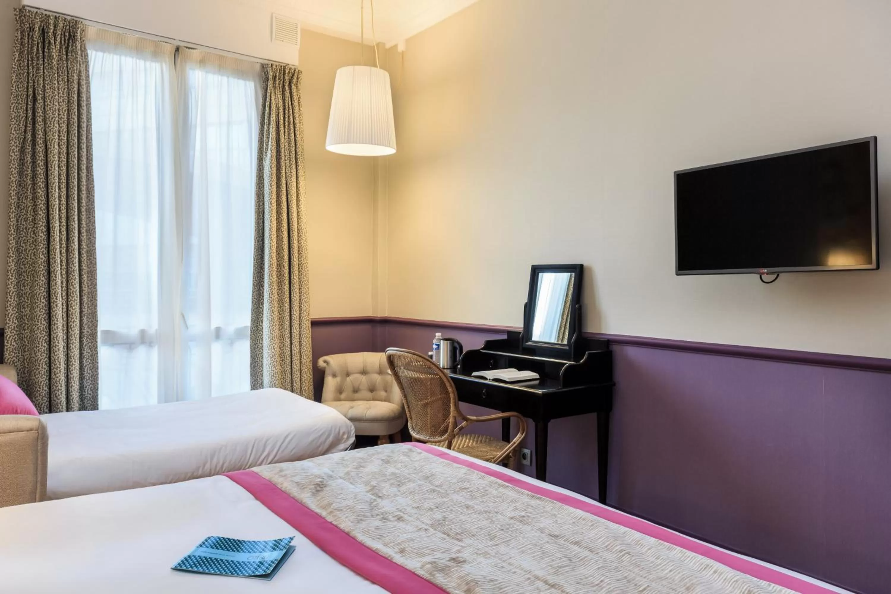 Bed in Villa Otero by Happyculture