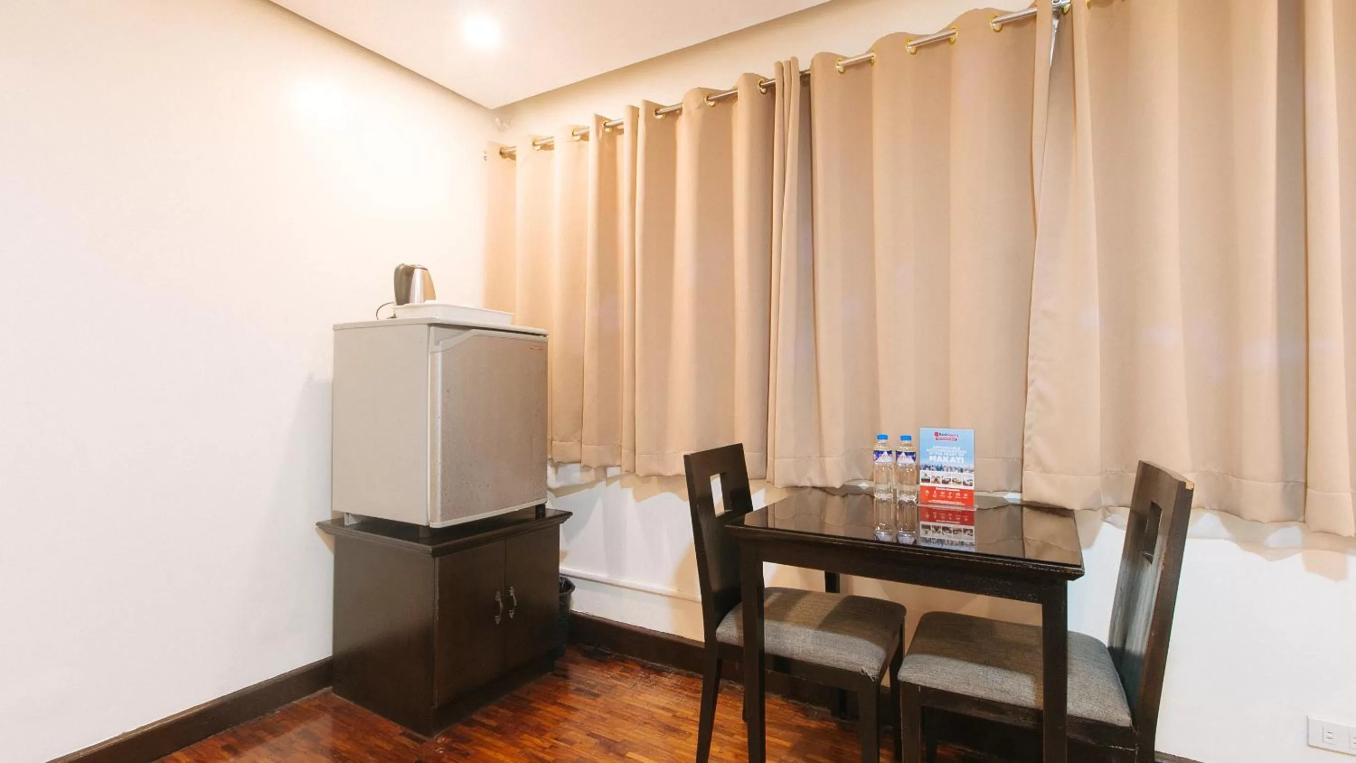 Dining area in RedDoorz Premium near Greenbelt Makati - Vaccinated Staff