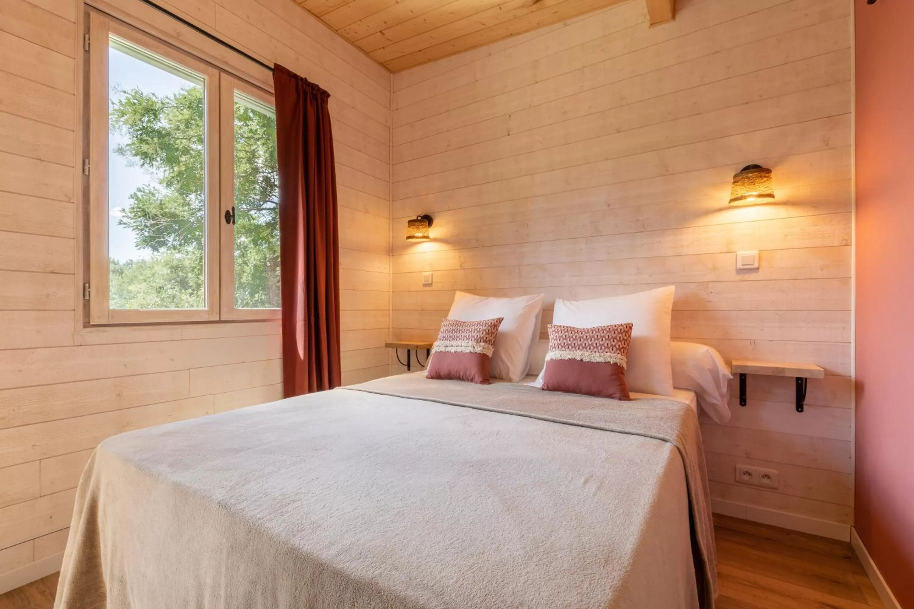 Bed in Le Mas des Cerisiers JACUZZI et SAUNA inclus pour tous les logements