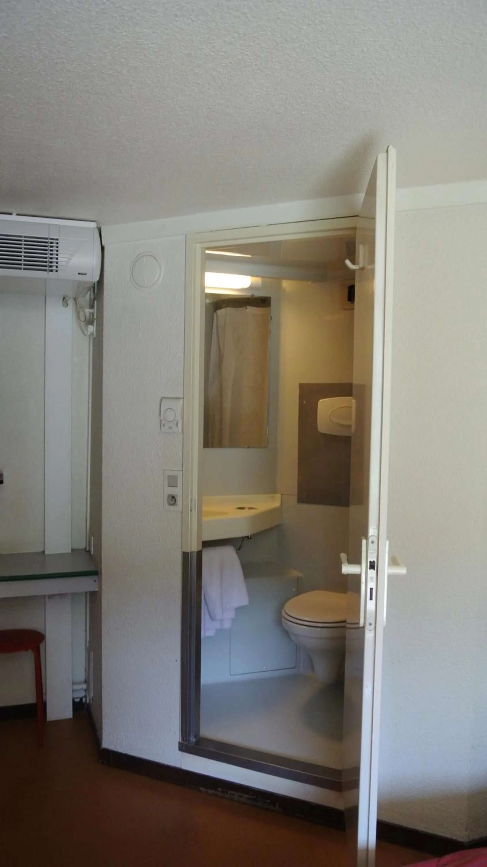 Toilet, Bed in Premiere Classe Lyon Sud - Chasse Sur Rhône