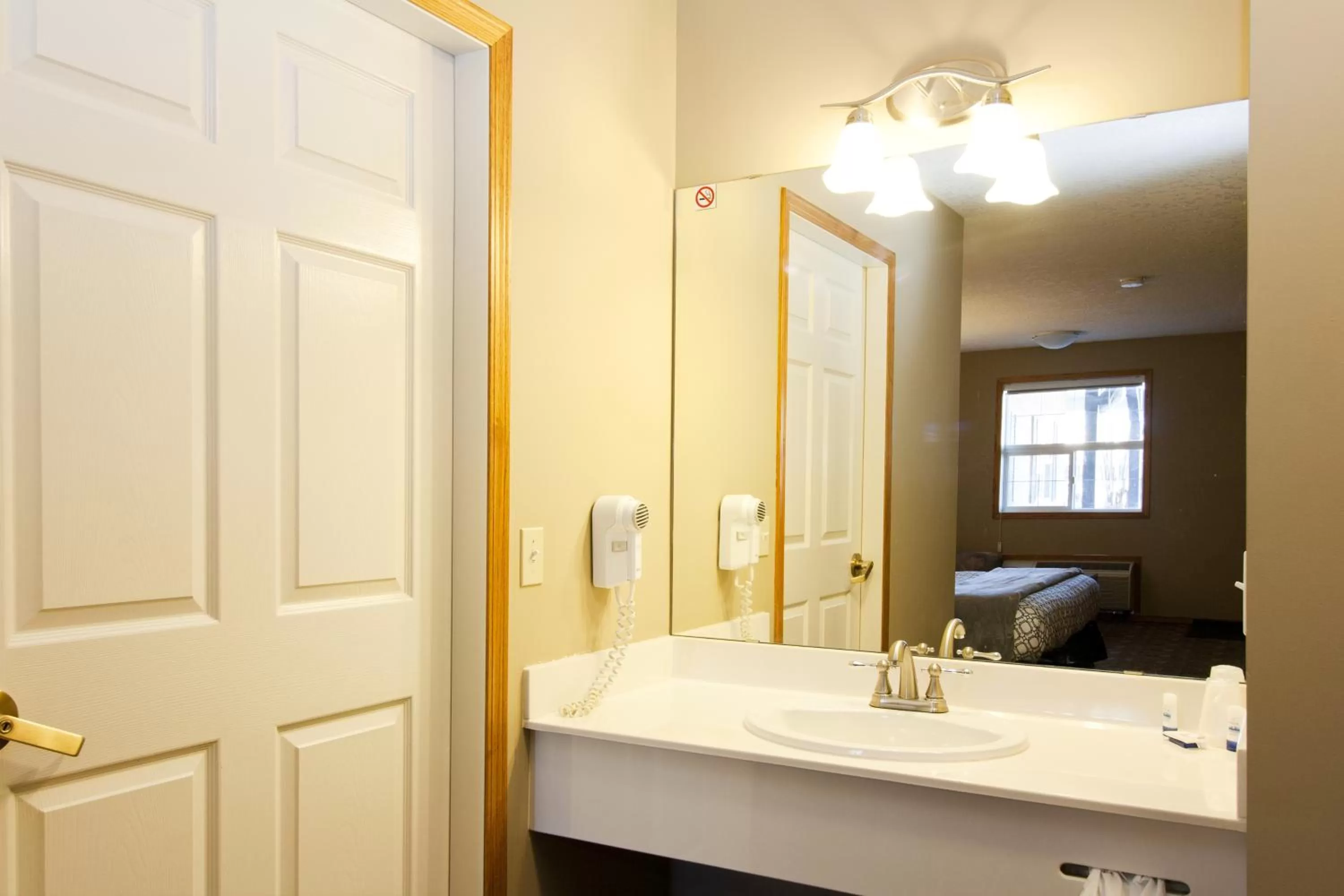 Bathroom, Bed in Bow River Inn