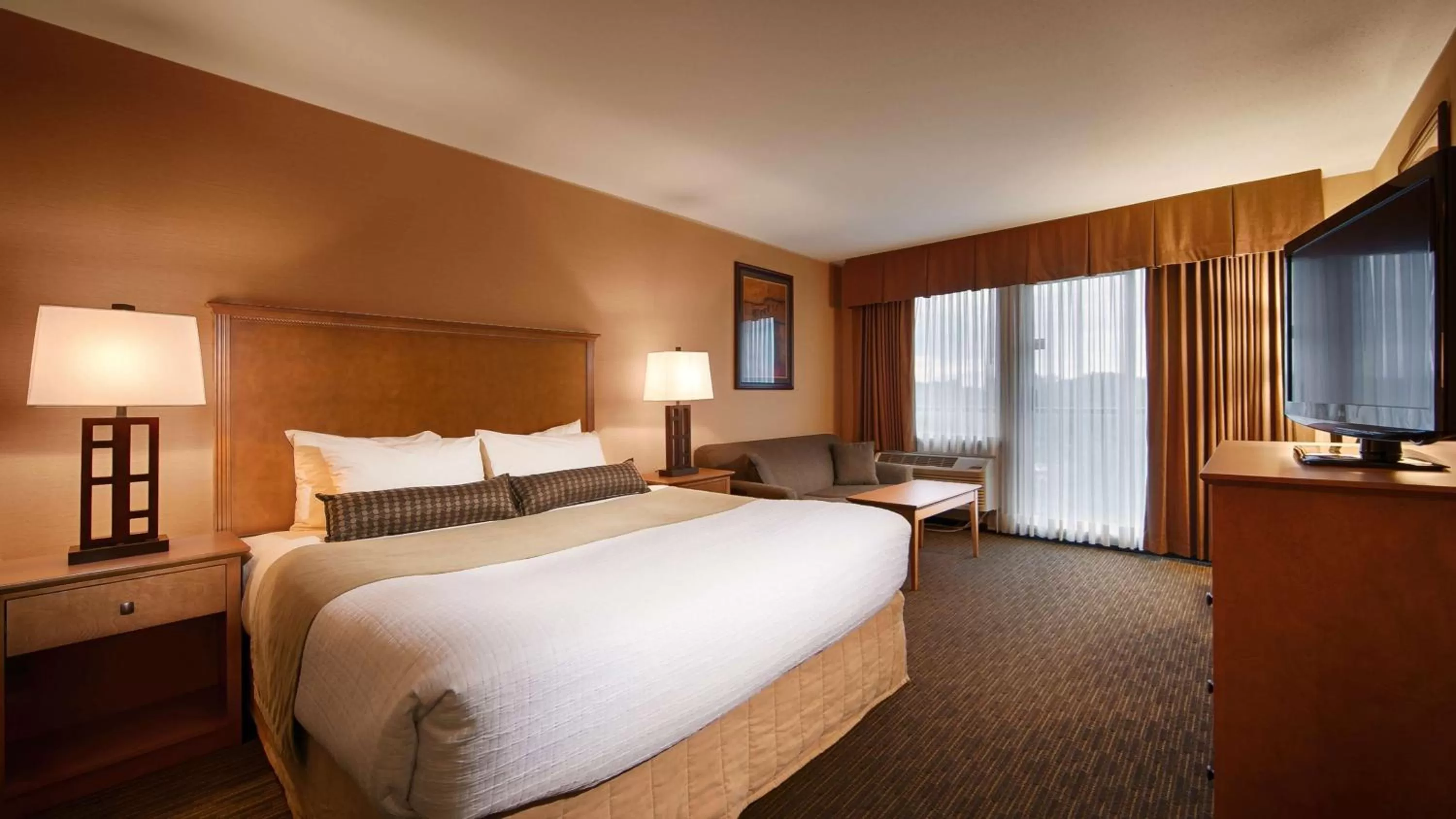 Photo of the whole room, Bed in Best Western PLUS Mission City Lodge