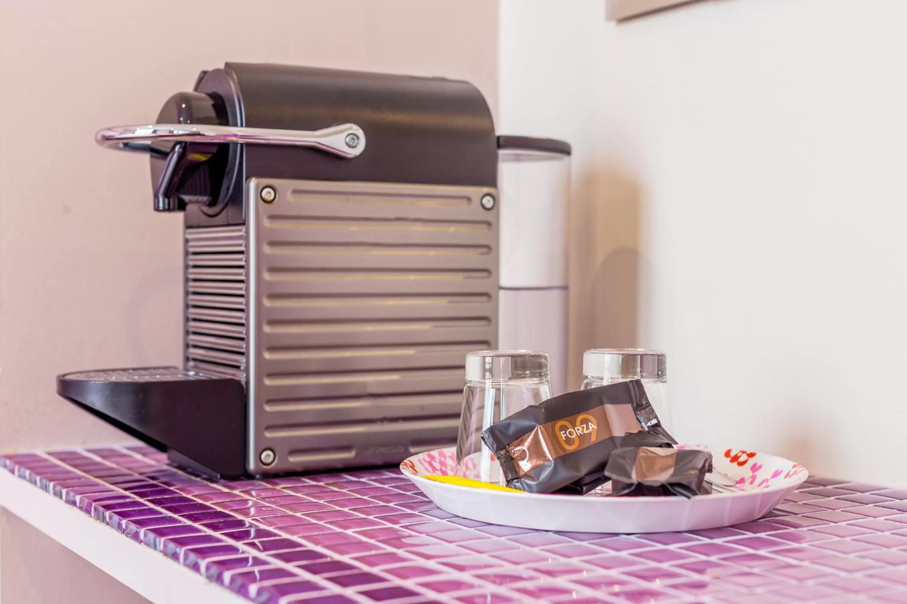 Coffee/tea facilities, TV/Entertainment Center in Pink Hotel