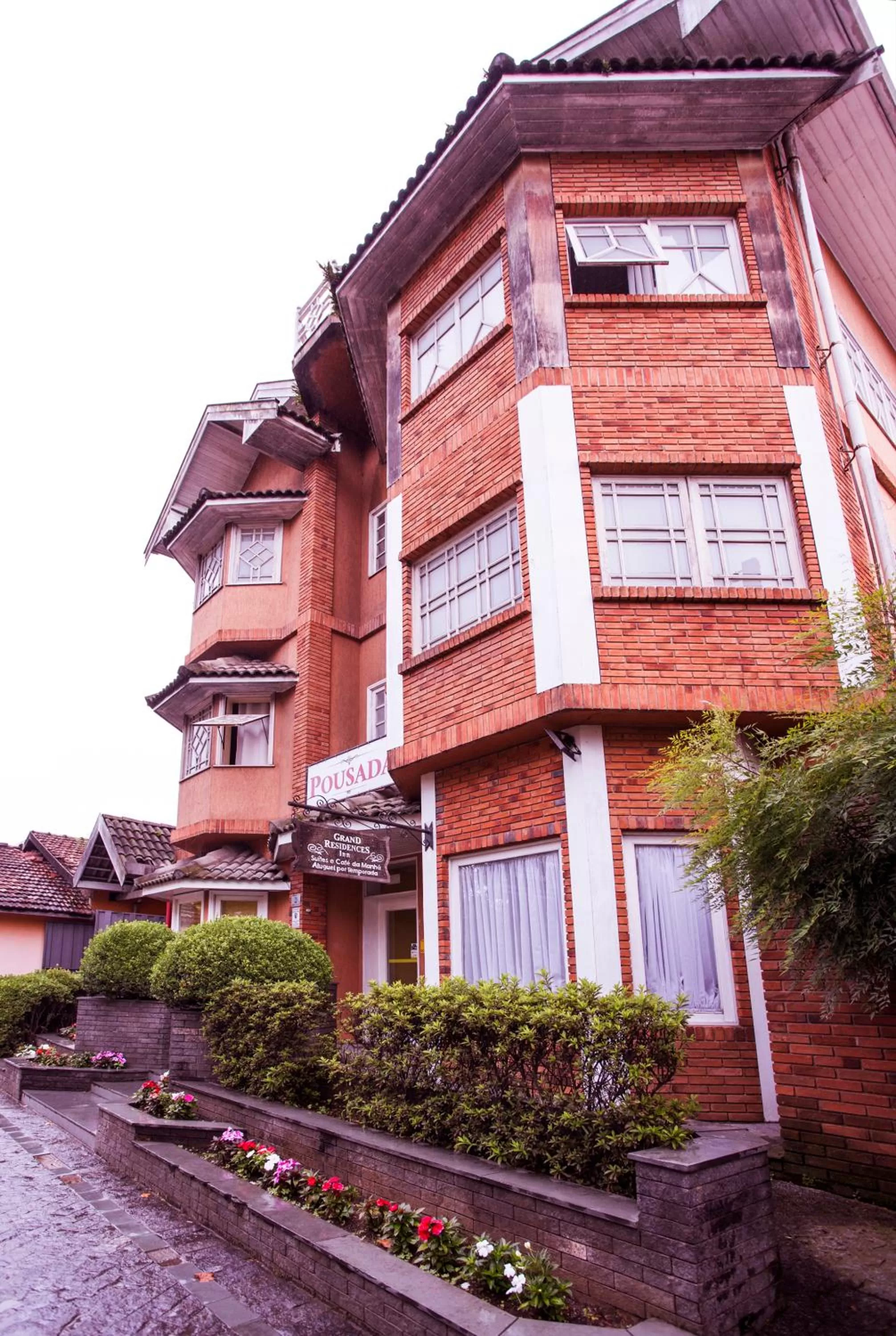 Property building in Grand Residences Pousadas