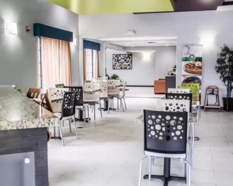 Breakfast in Quality Suites Tulsa I-44