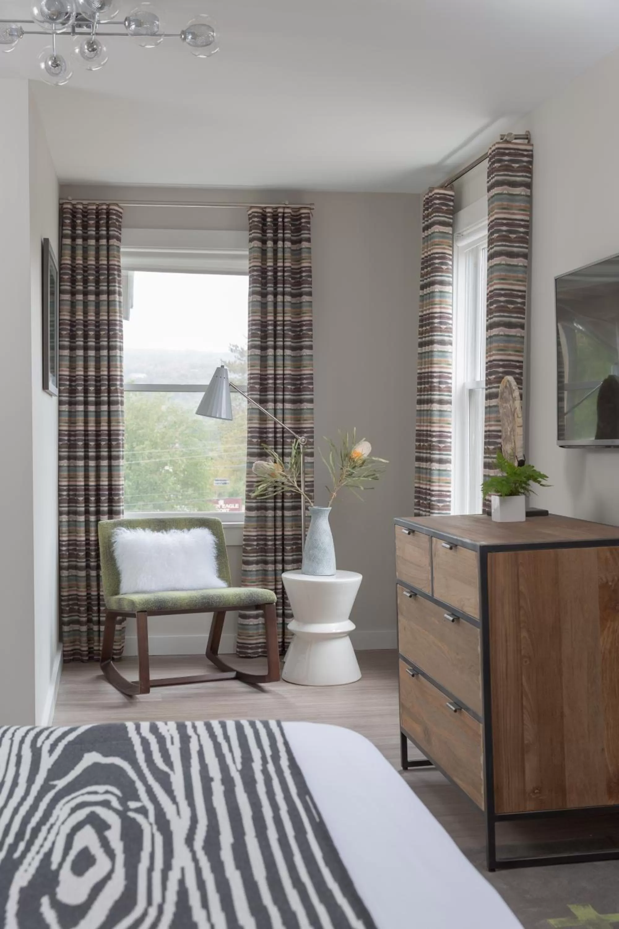 Deluxe Queen Room in Field Guide Lodge