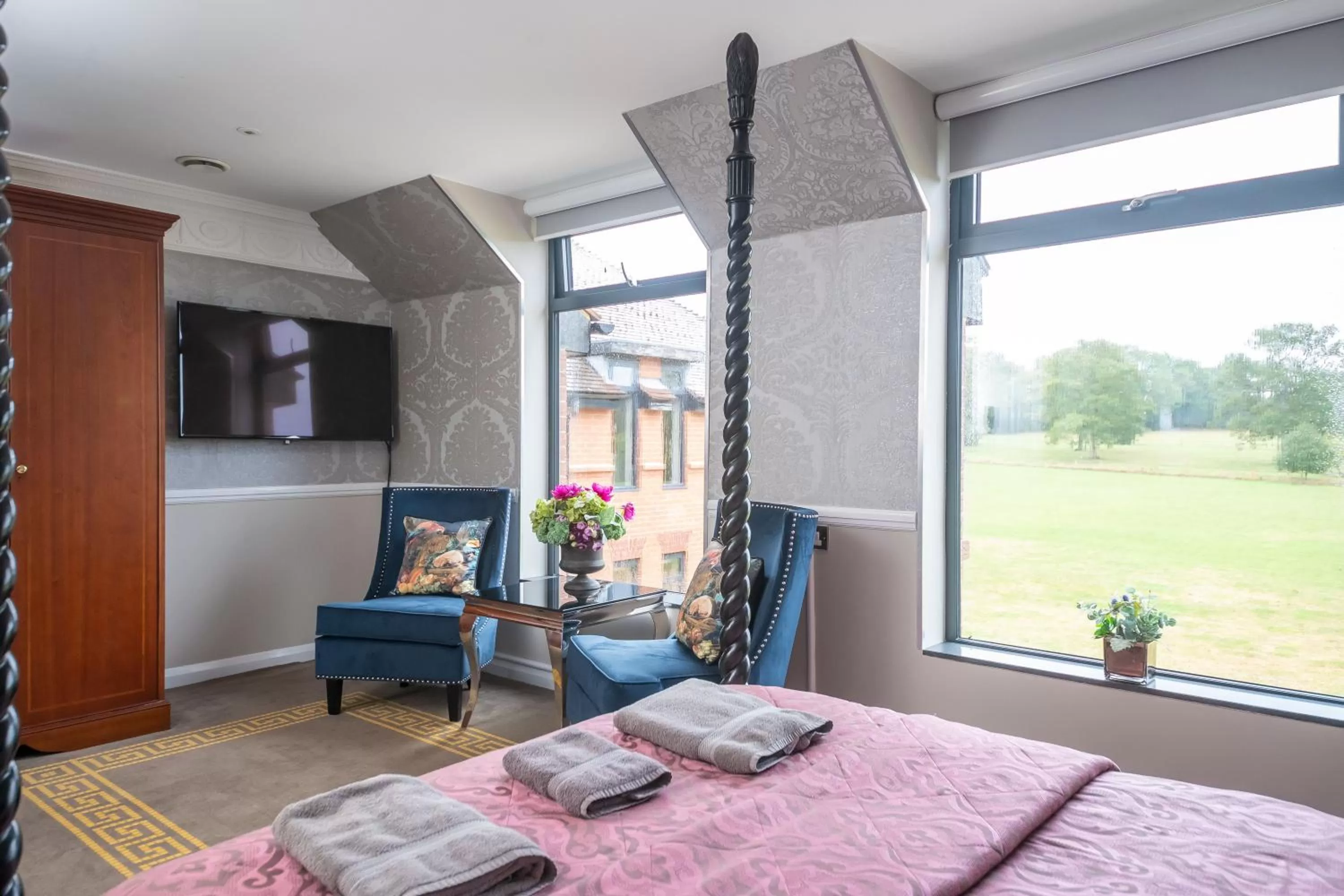 TV and multimedia, Bed in Guildford Manor Hotel & Spa