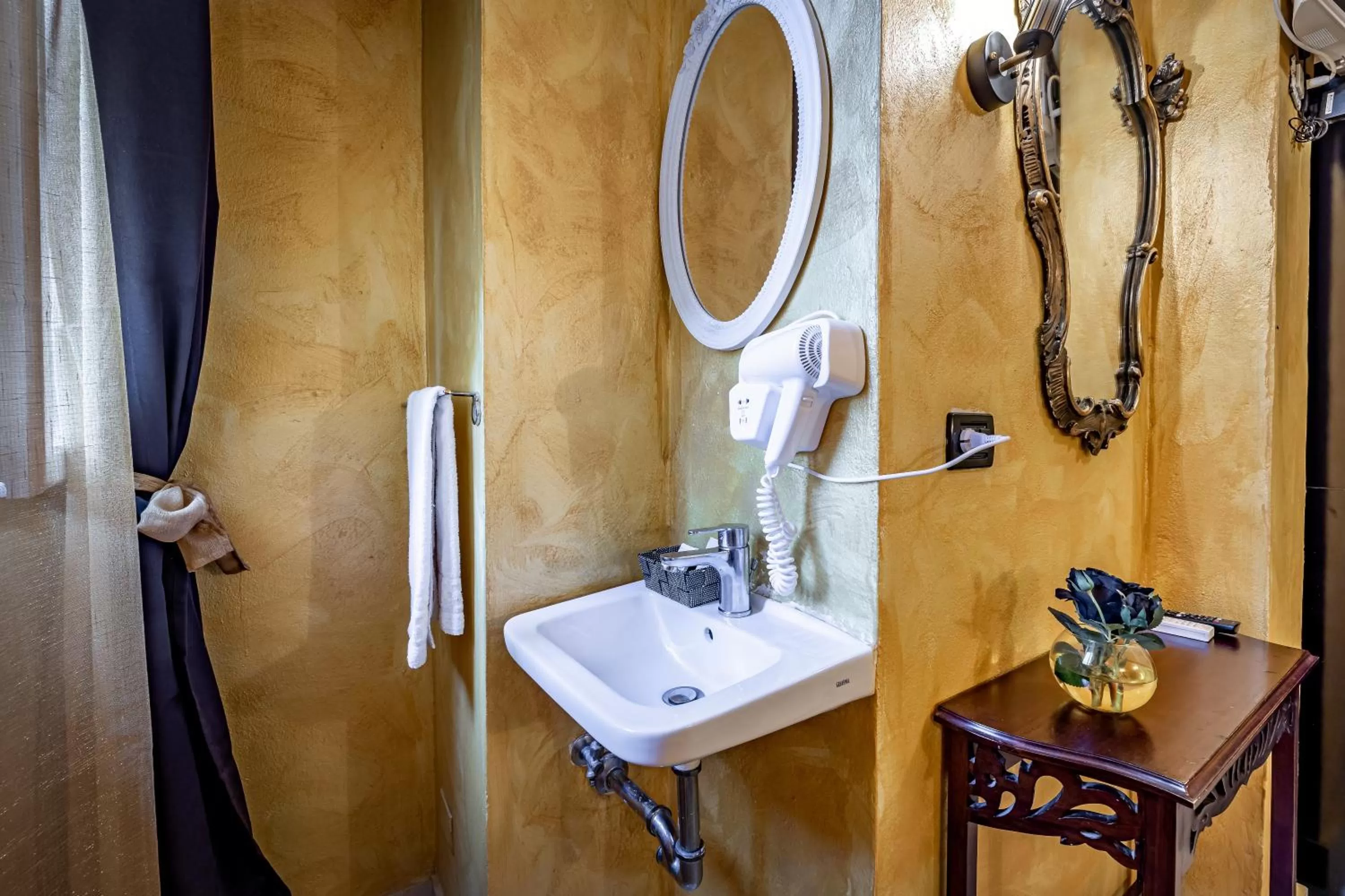 Bedroom in HOTEL VENETO con accesso ZTL