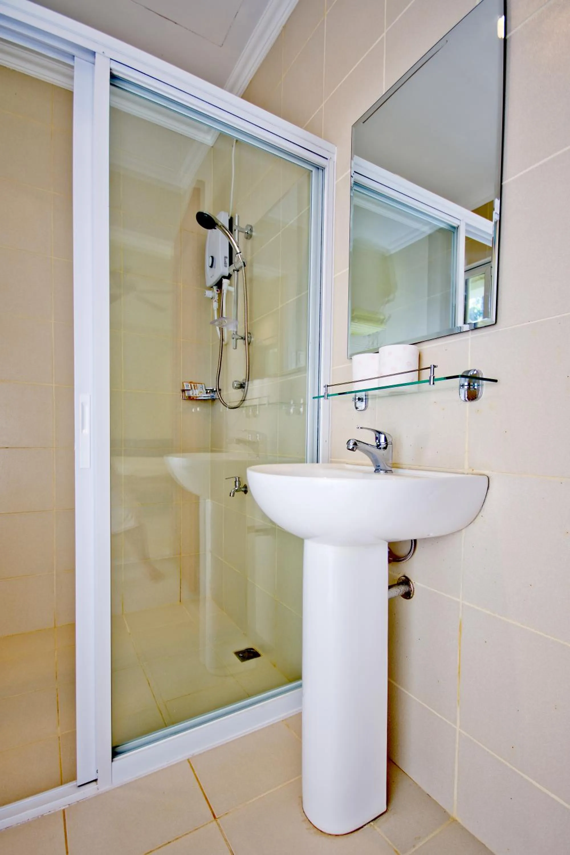 Bathroom in Mike's Dauin Dive Resort