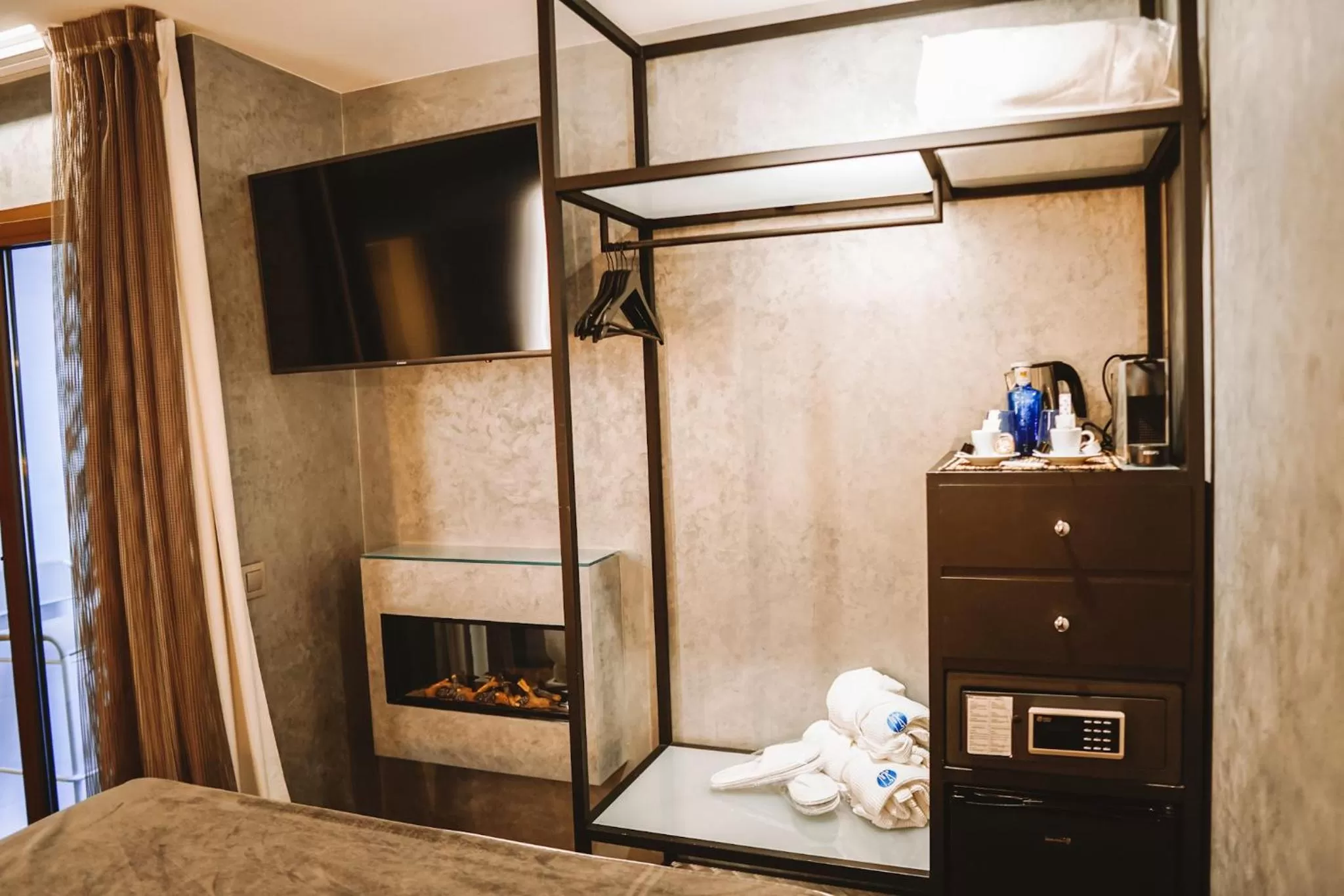 wardrobe, Bed in Mamma Mia Hotel Boutique - Only Adults