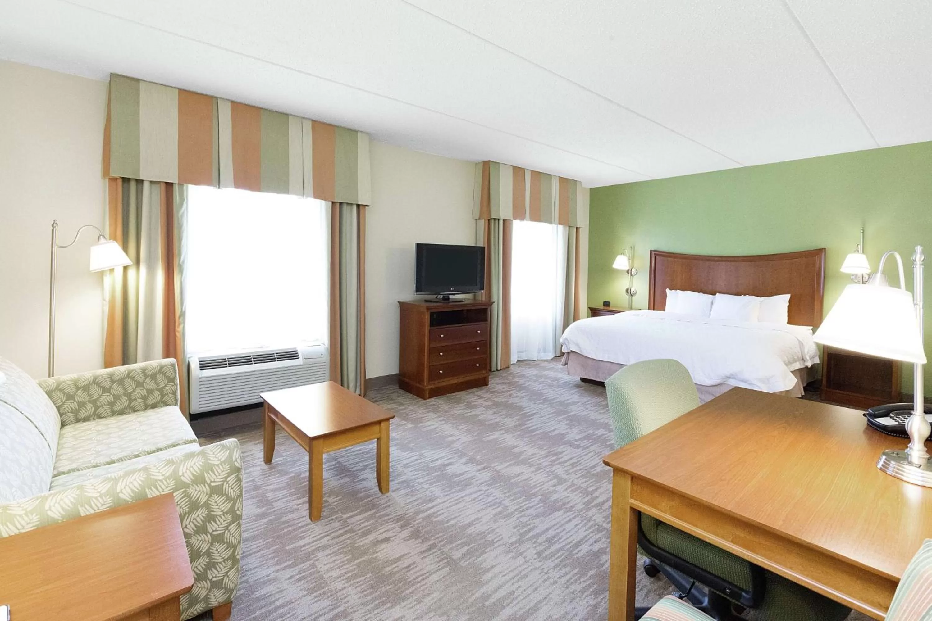 Bedroom, Bed in Hampton Inn & Suites Blairsville