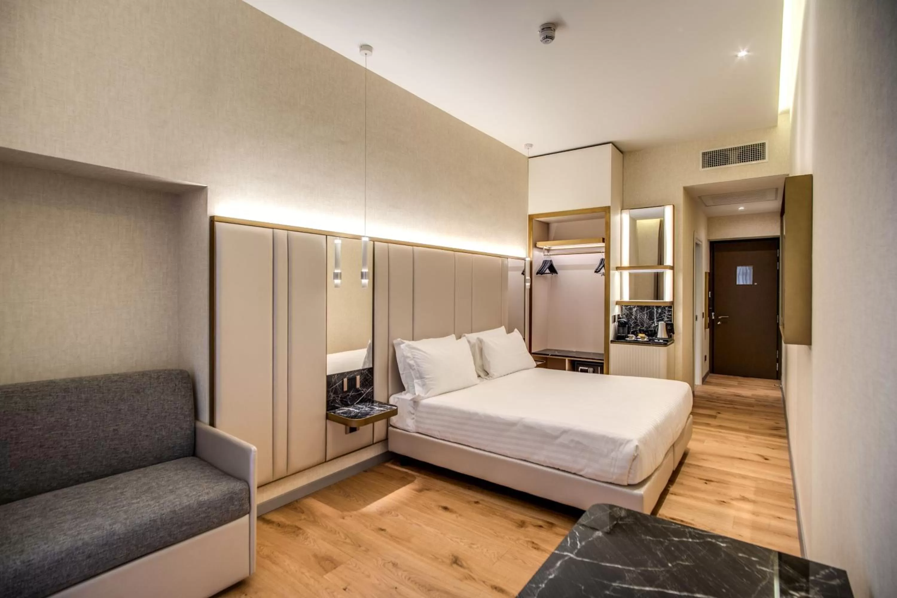 Living room, Bed in CC Palace Hotel