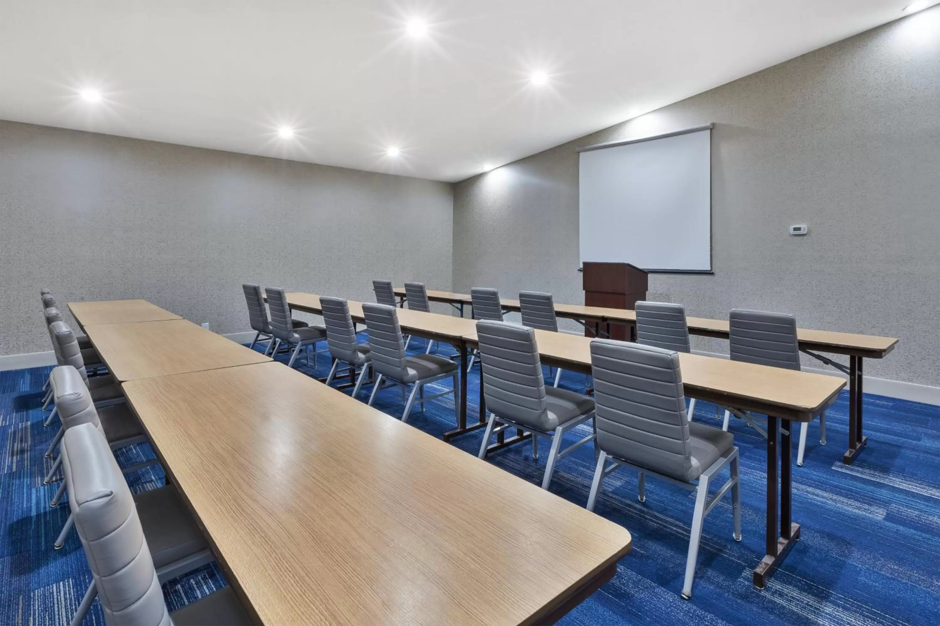 Meeting/conference room in Holiday Inn Express Detroit-Warren/General Motors Technology Center by IHG