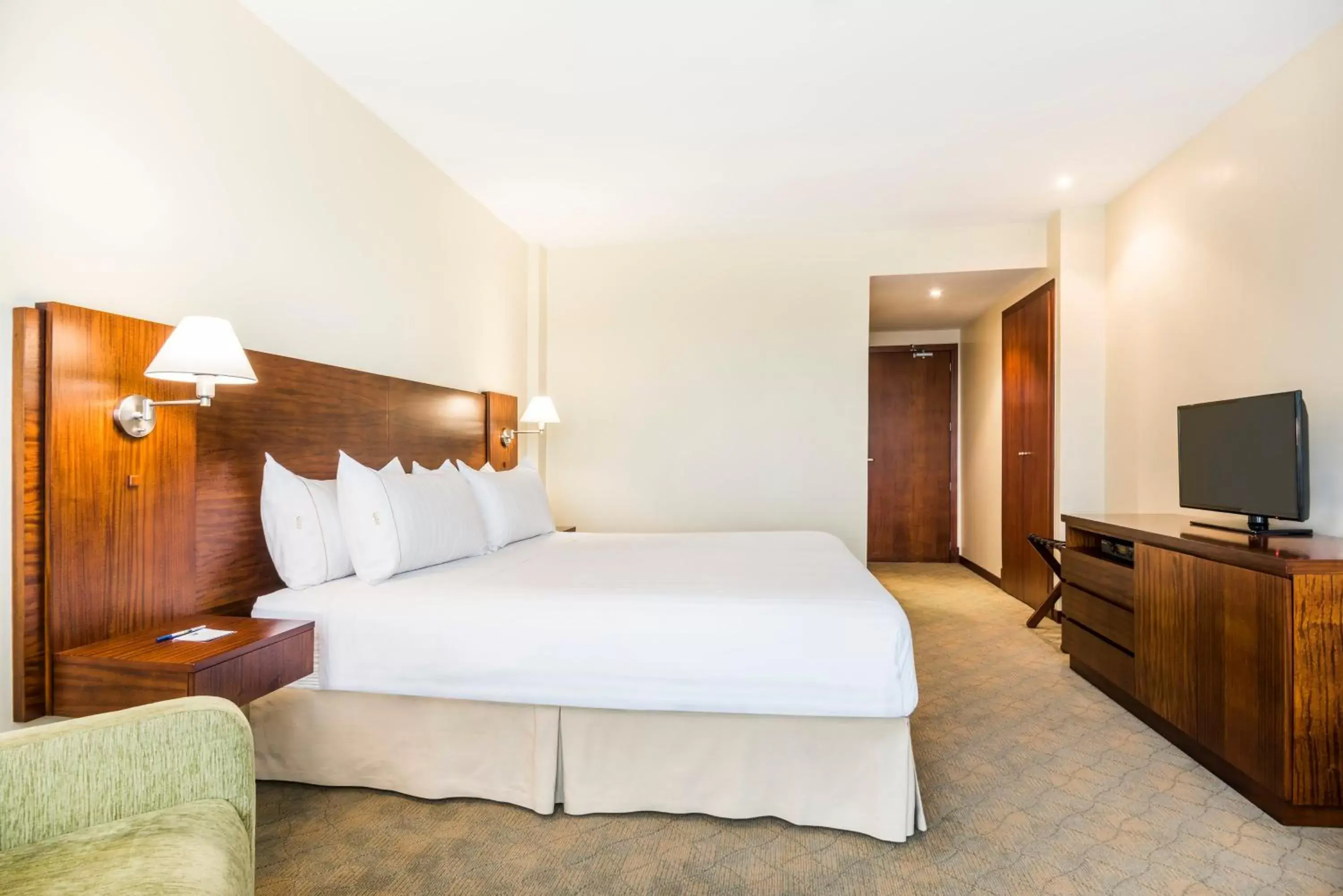 Standard King Room in Holiday Inn Express Quito by IHG Standard King Room in Holiday Inn Express Quito by IHG