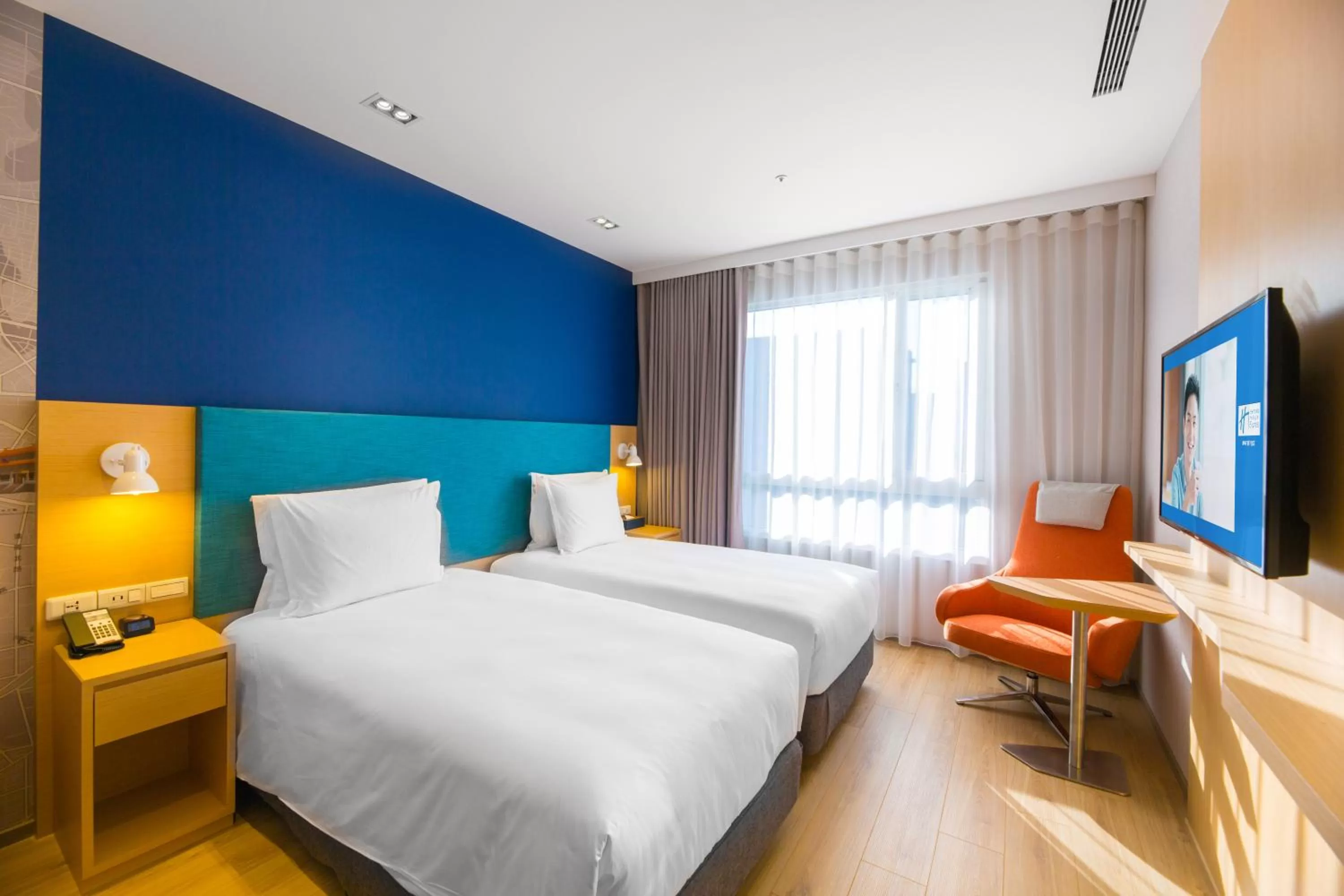 Bed in Holiday Inn Express Taichung Fengchia by IHG