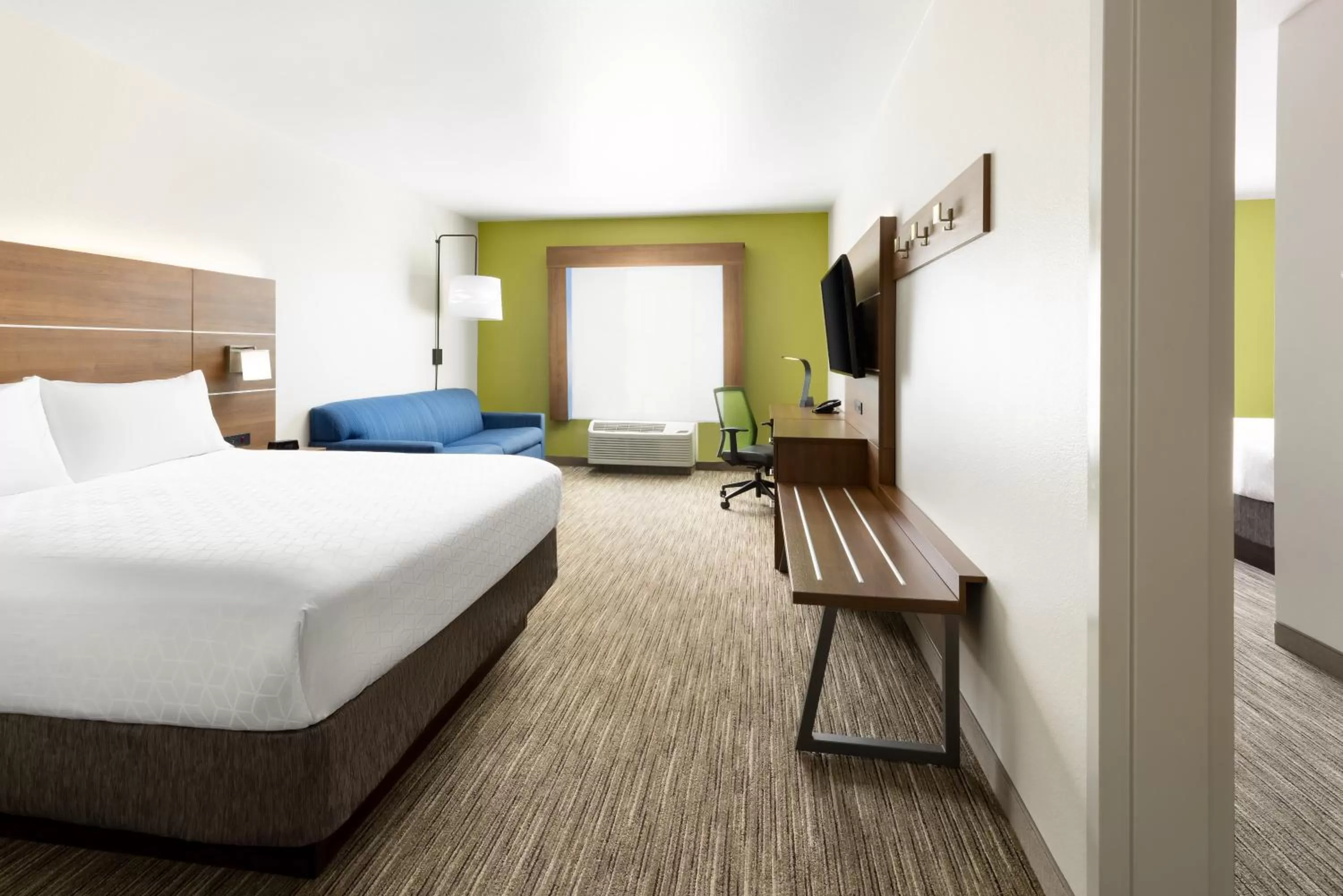Bed in Holiday Inn Express & Suites Oakhurst-Yosemite Park Area by IHG