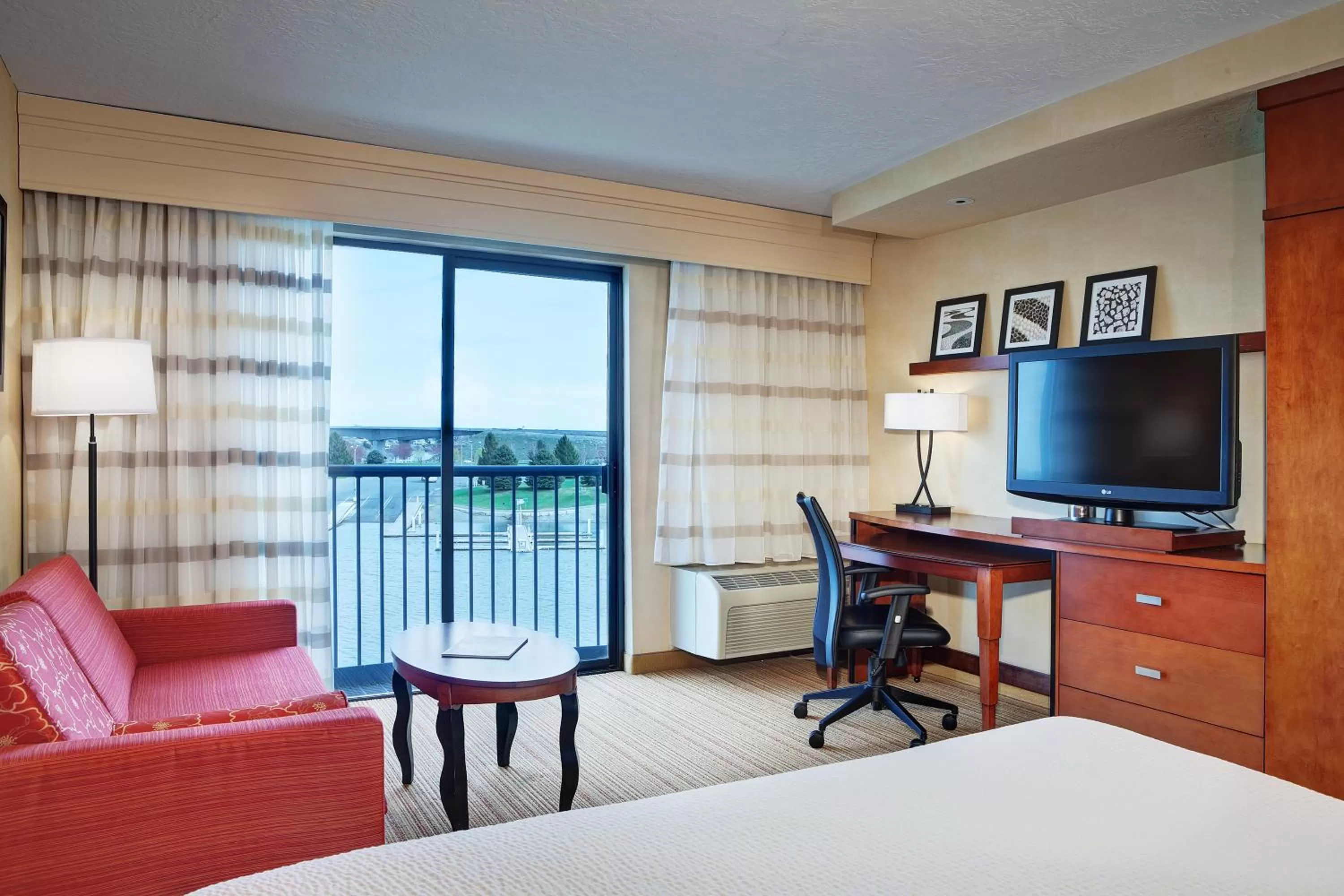 TV and multimedia, Bed in Courtyard Richland Columbia Point