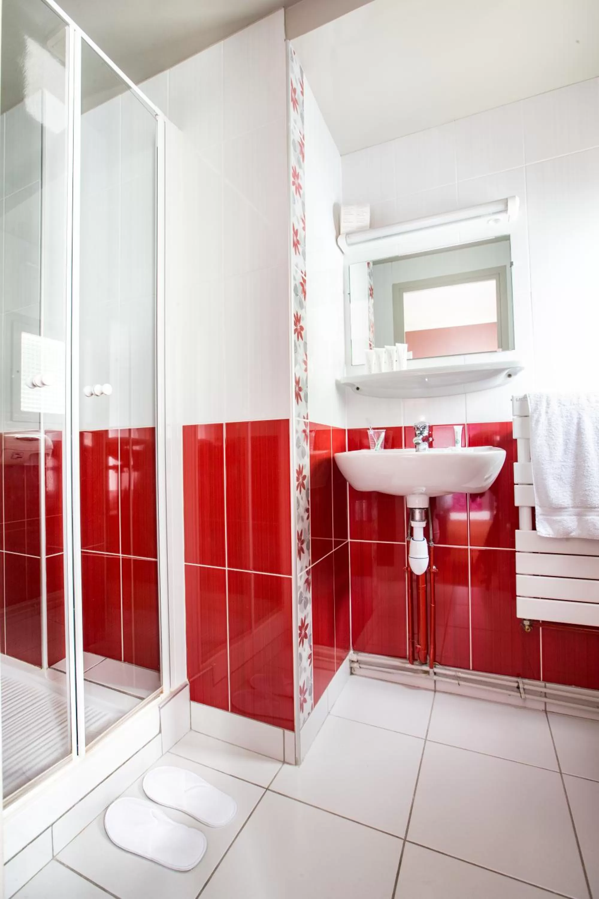 Shower in HOTEL DE PARIS MONTPARNASSE