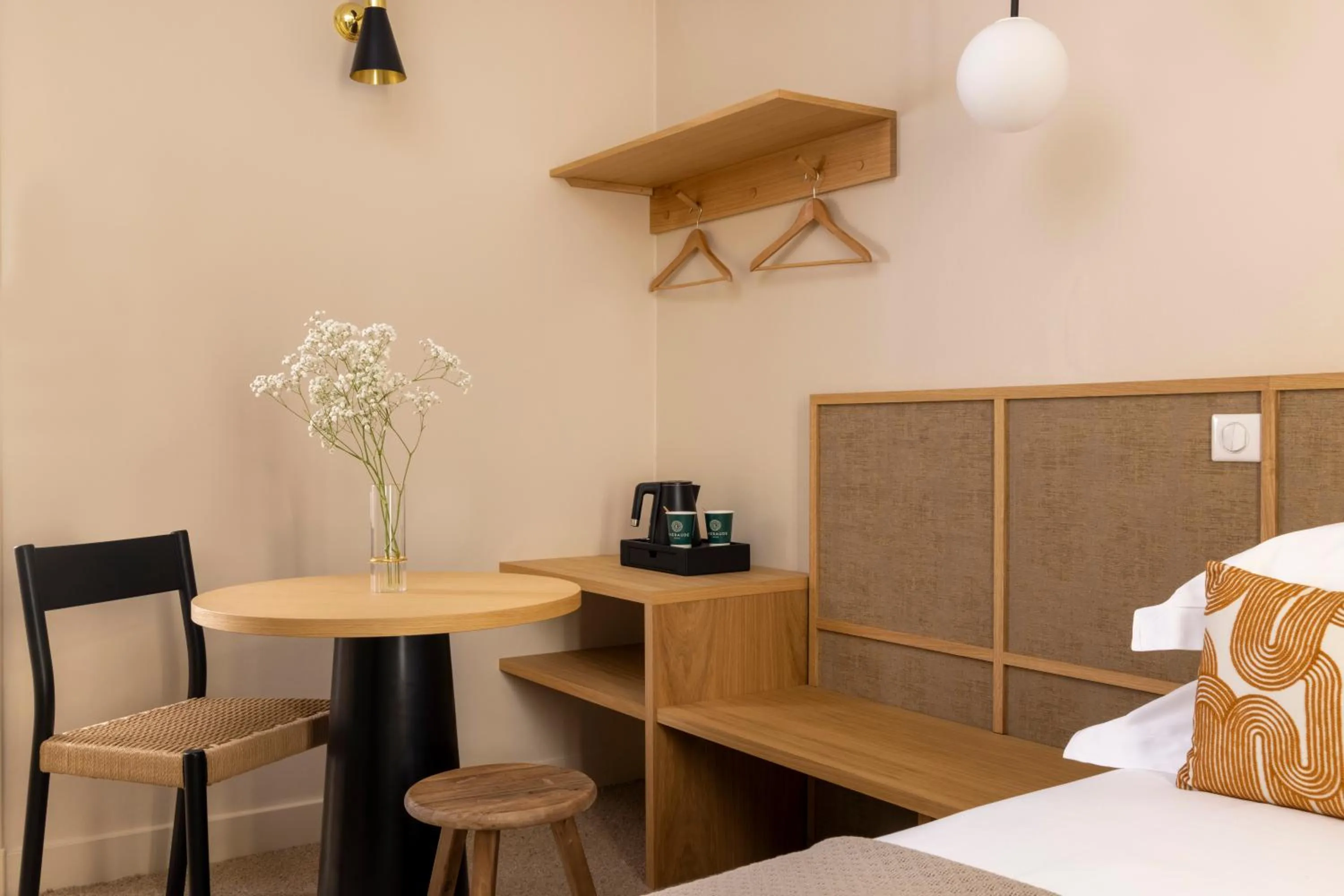 Coffee/tea facilities, Bed in Hôtel Joe M