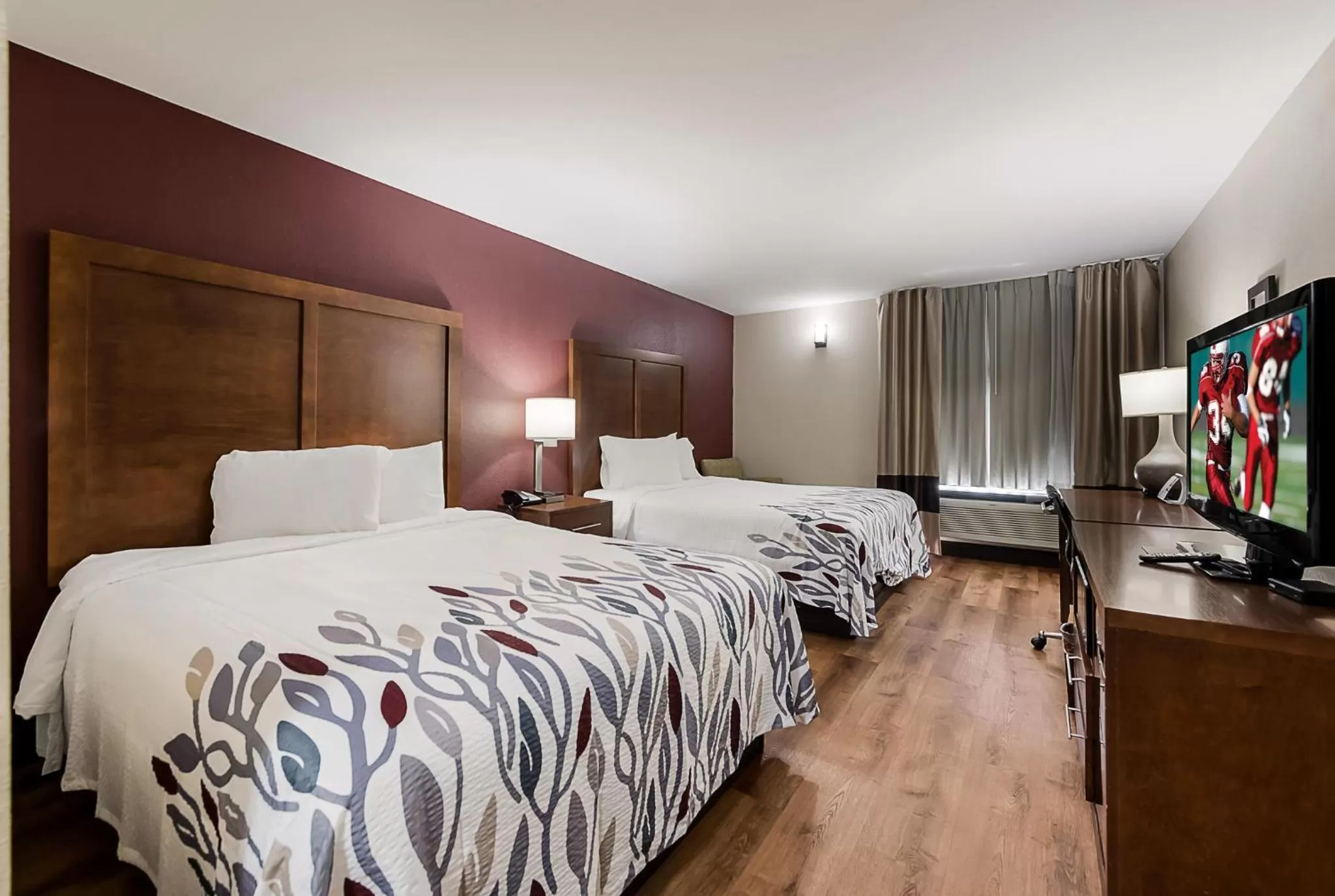 Photo of the whole room, Bed in Red Roof Inn Newport News - Yorktown