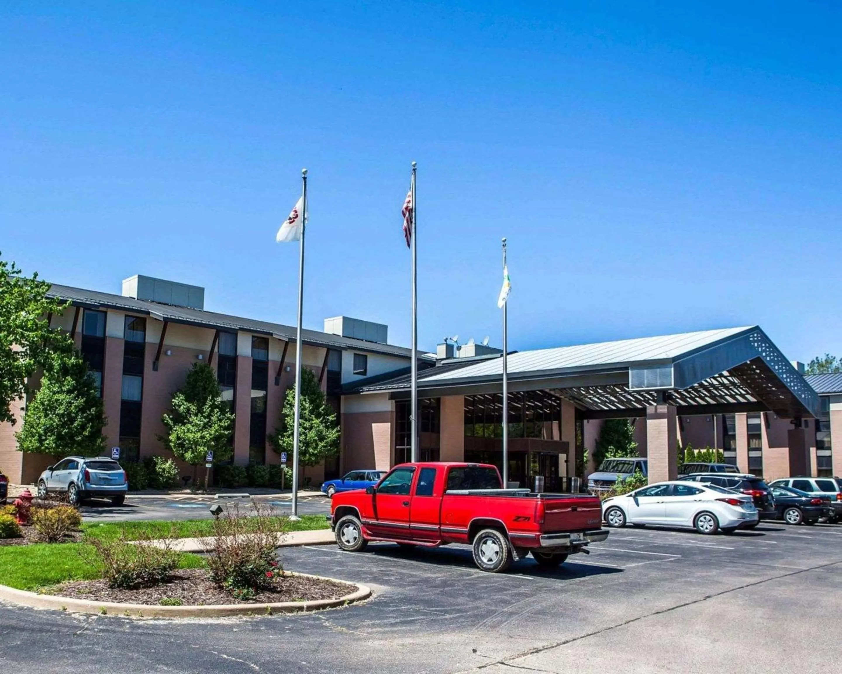Property building in Quality Inn & Suites Peoria North