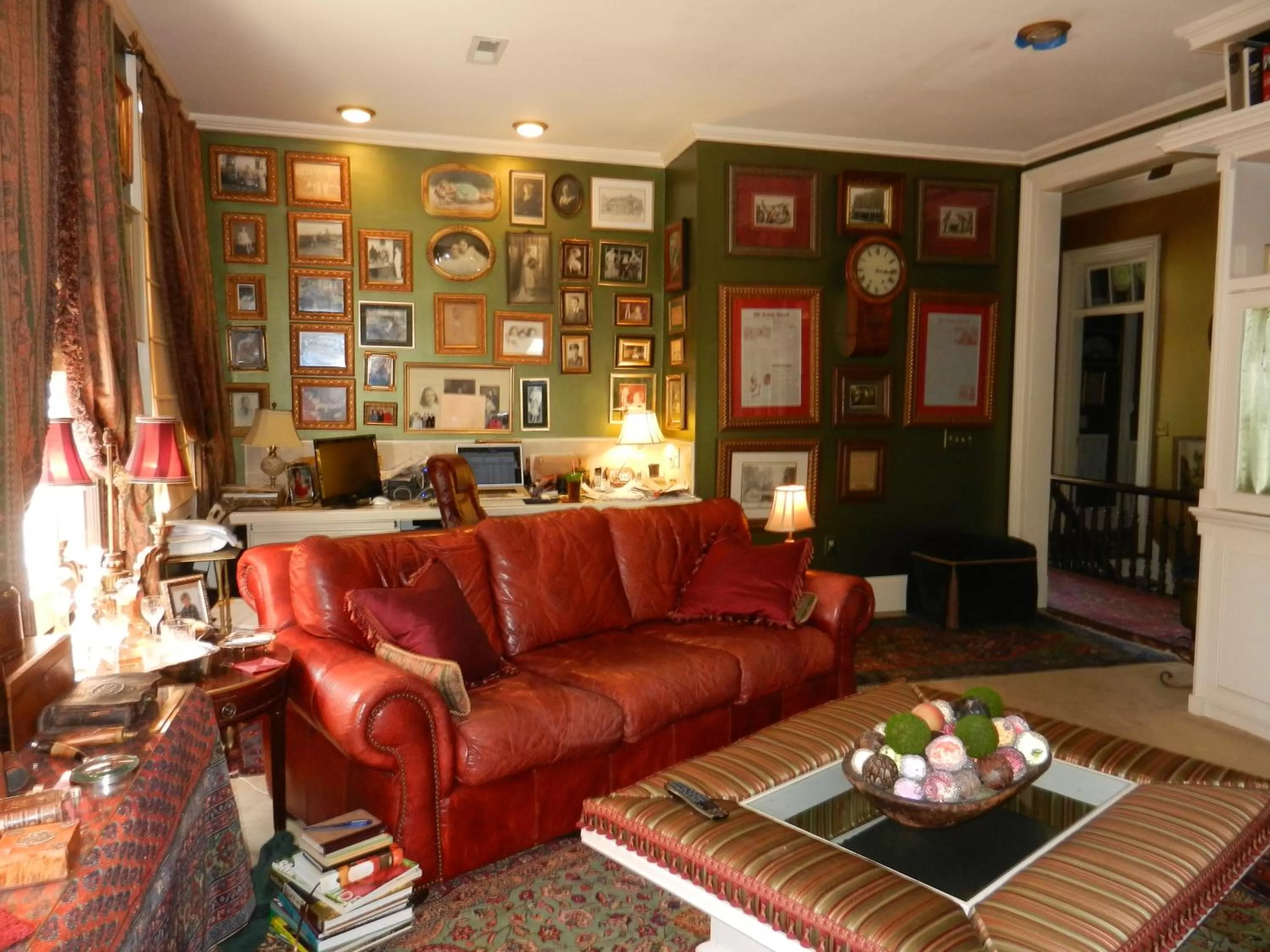 Library, Seating Area in 22 Charlotte