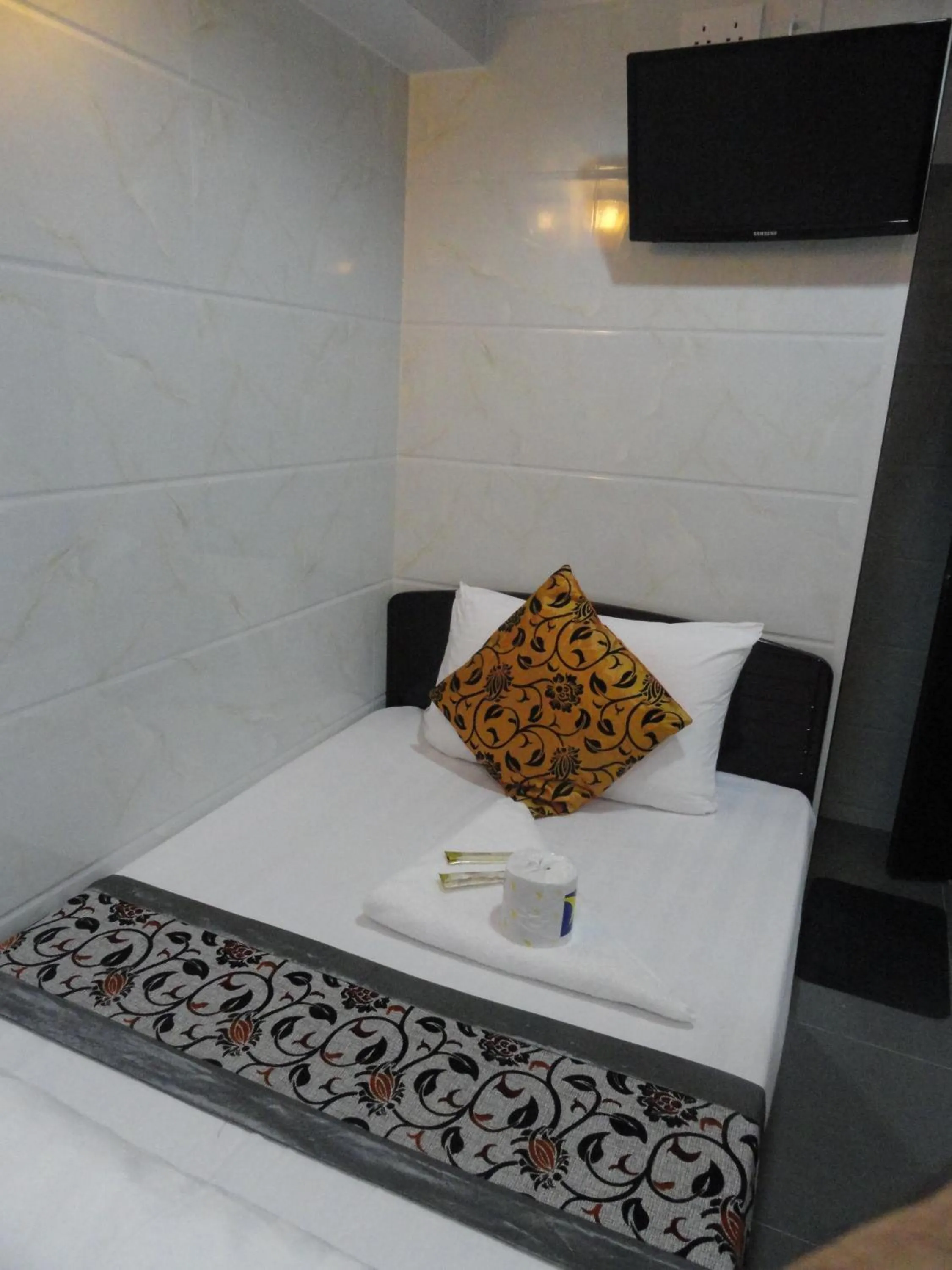 Bed in Paris Guest House DHILLON HOTEL HK LTD 24 HOUR RECEPTION BLOCK D E 10F