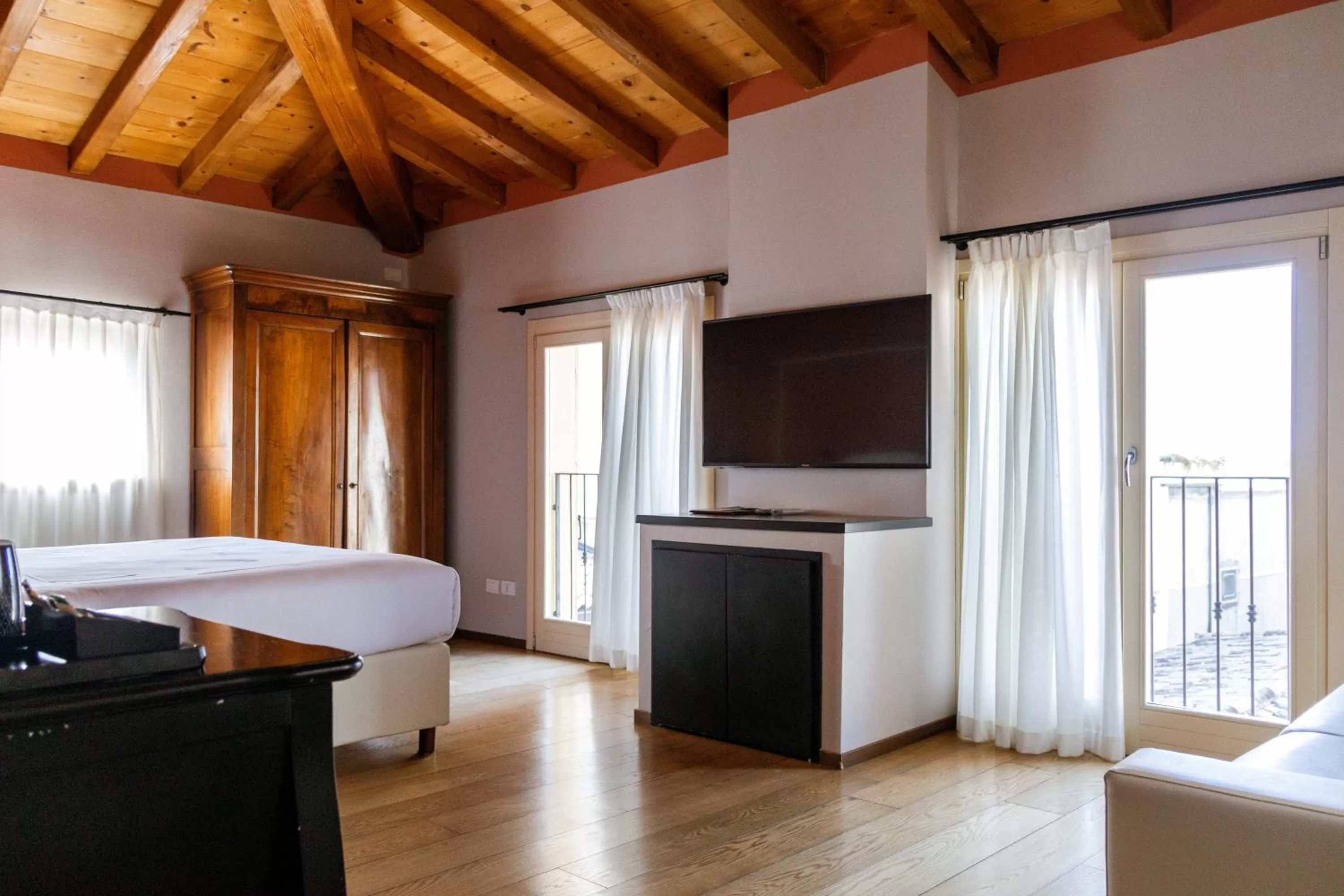 TV/Entertainment Center in Classique