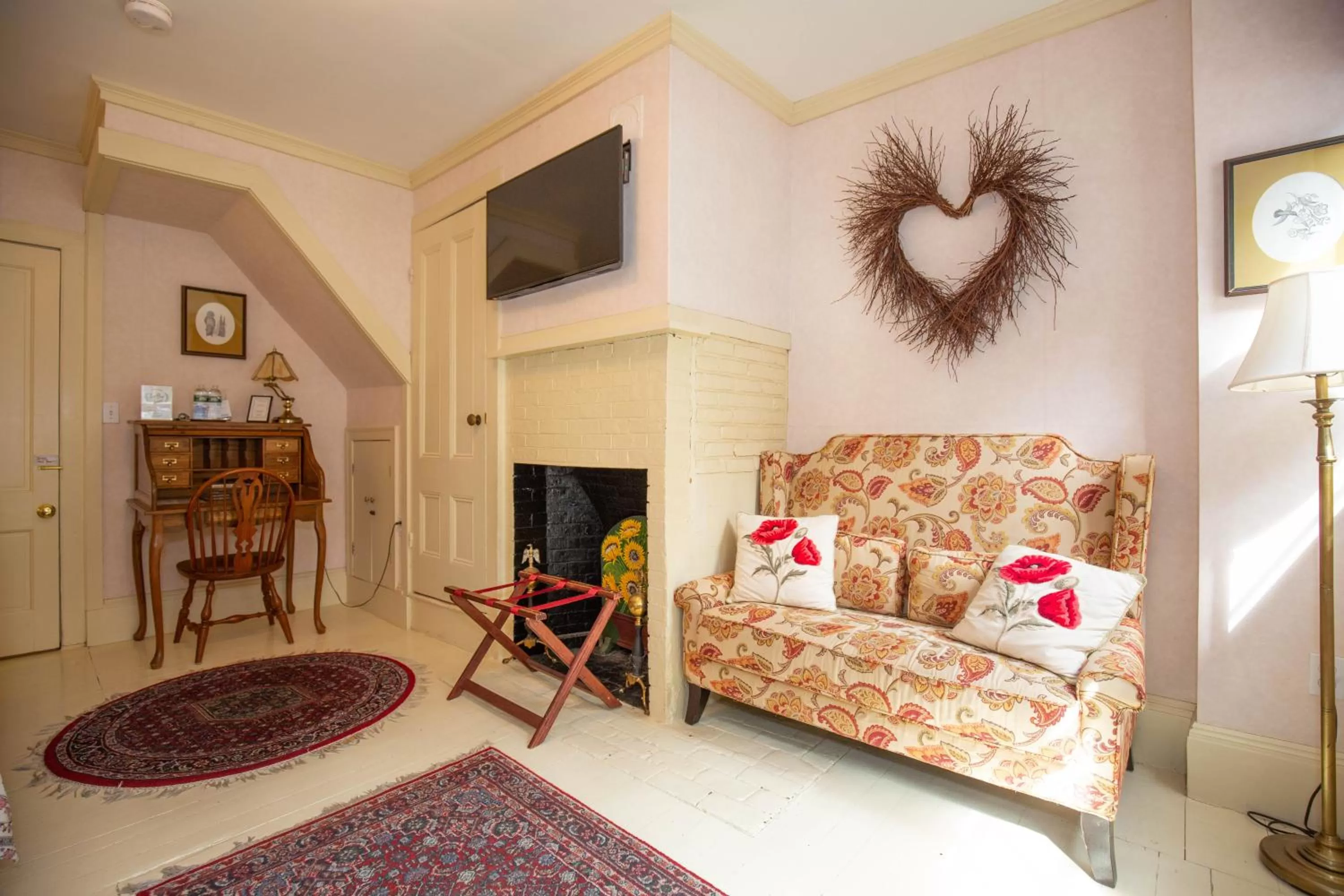 Bedroom, Seating Area in Clark Currier Inn