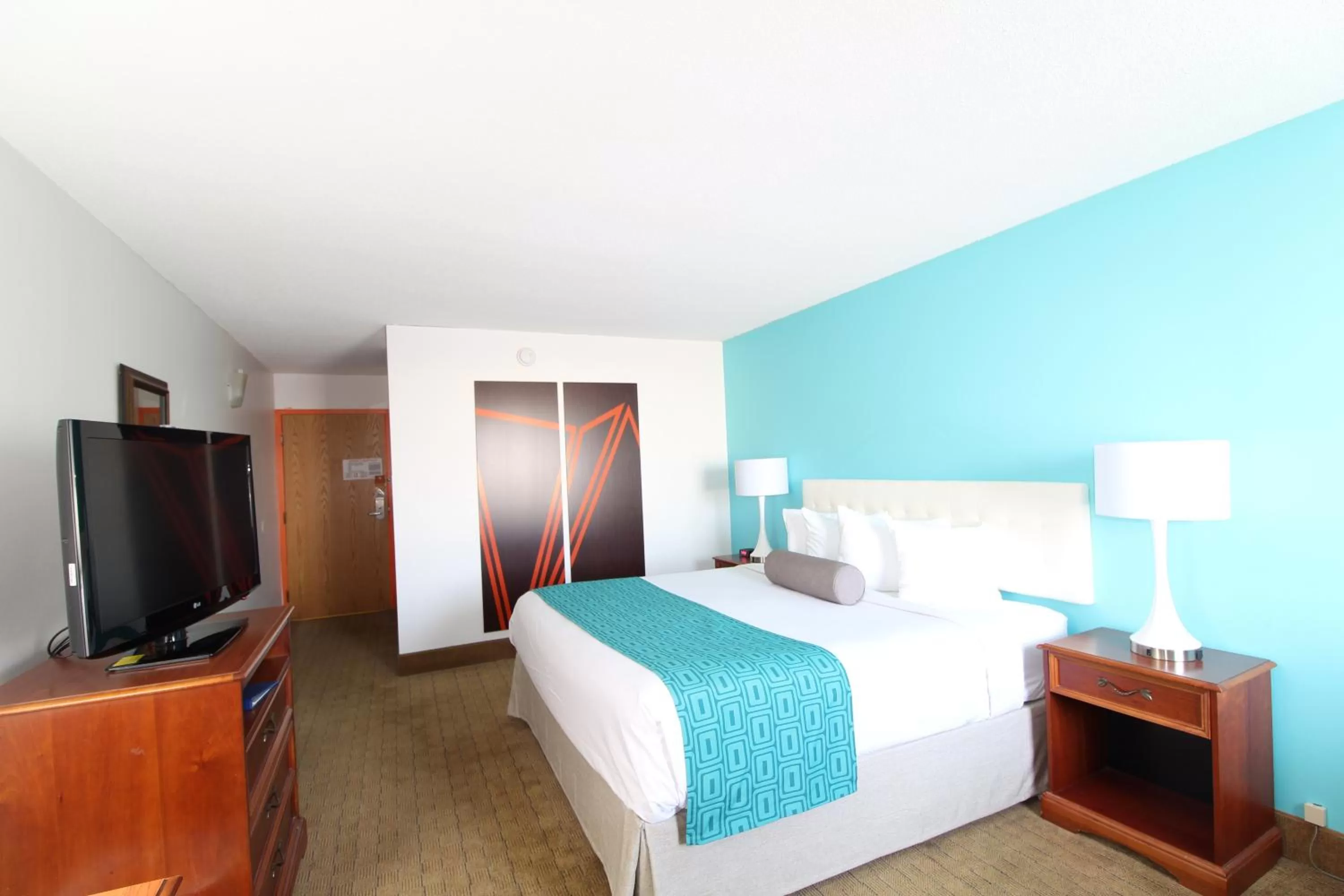 Bed in Howard Johnson by Wyndham Evansville East