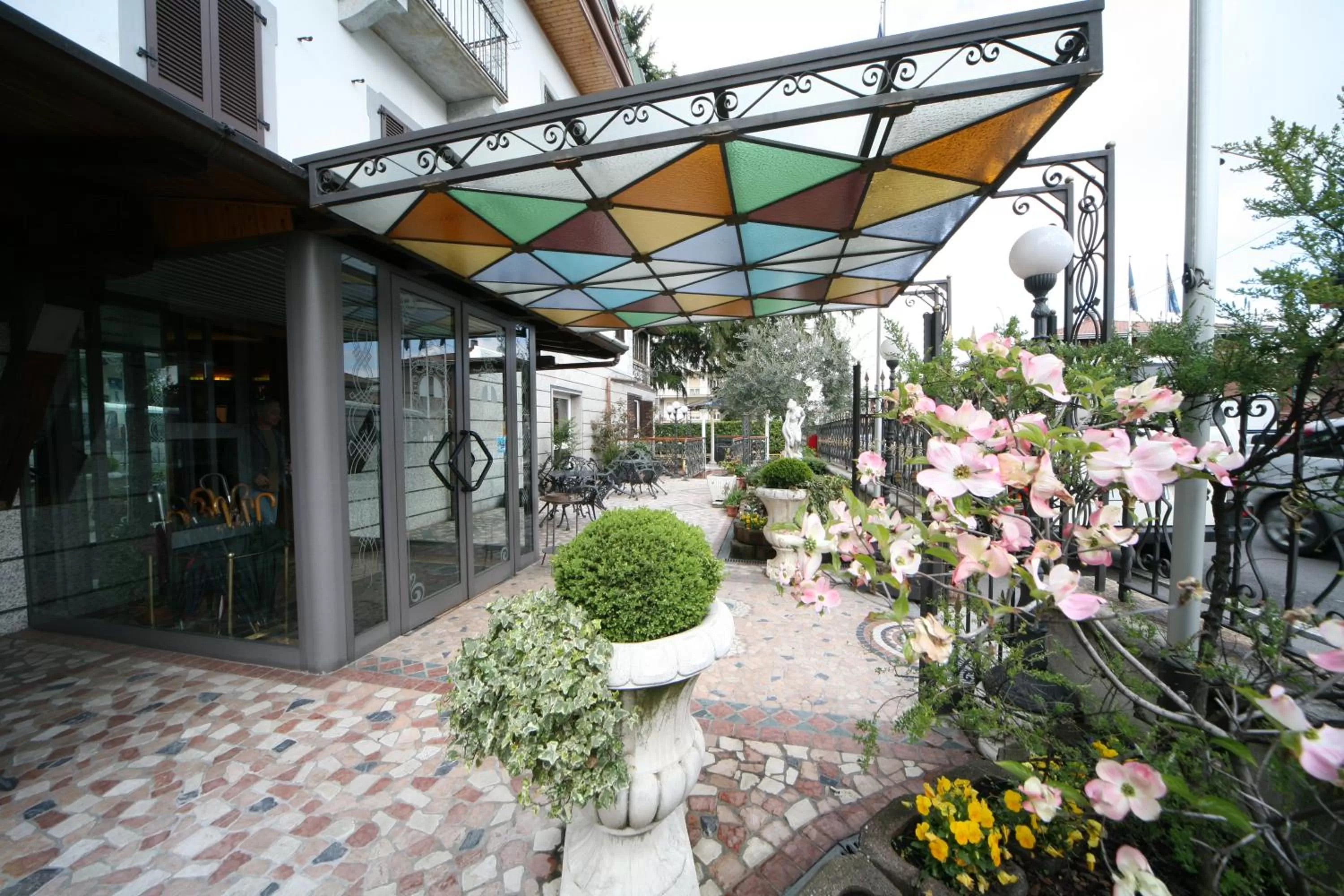 Facade/entrance in Hotel Ungheria Varese 1946