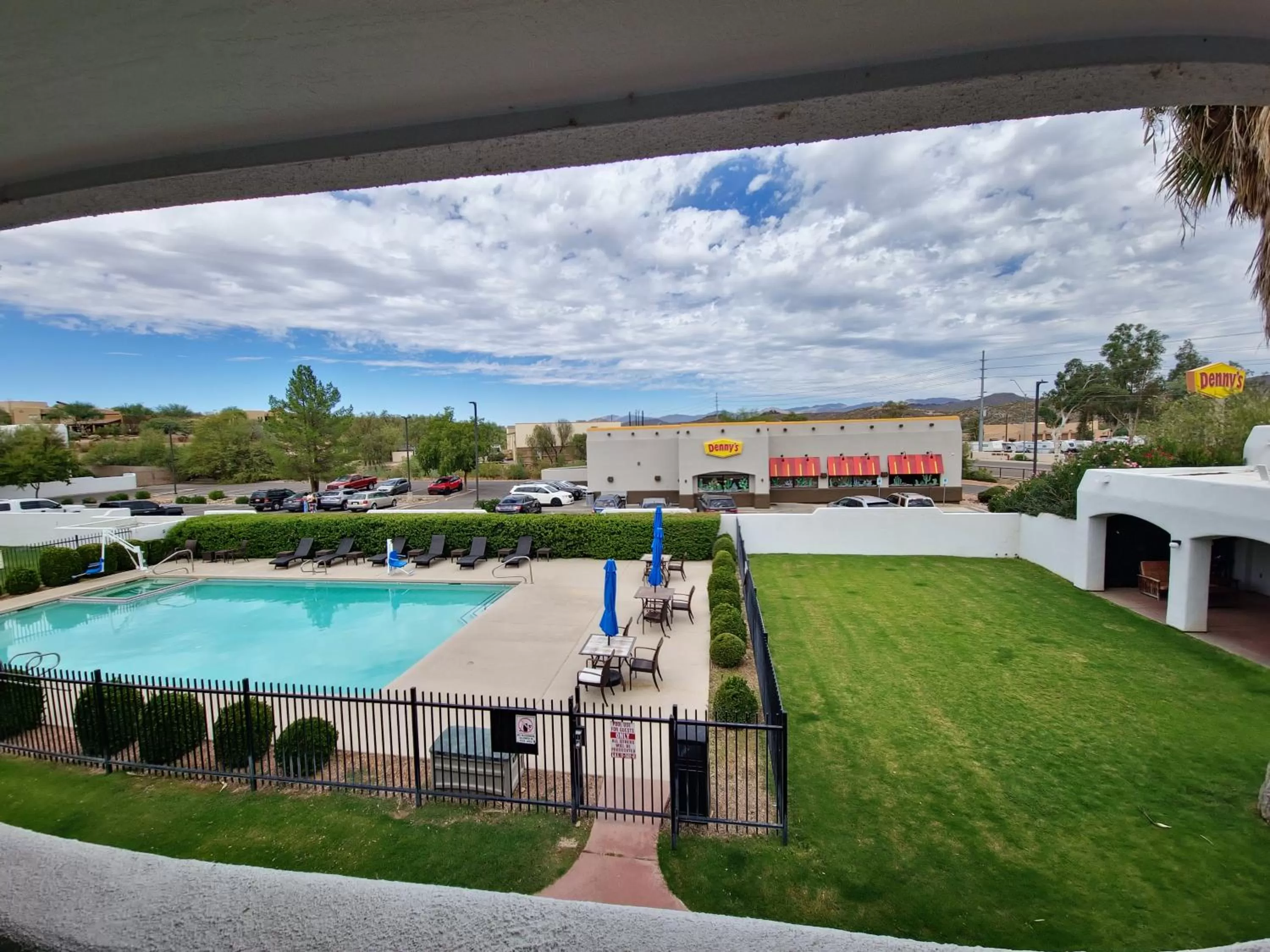 Property building in Los Viajeros Inn