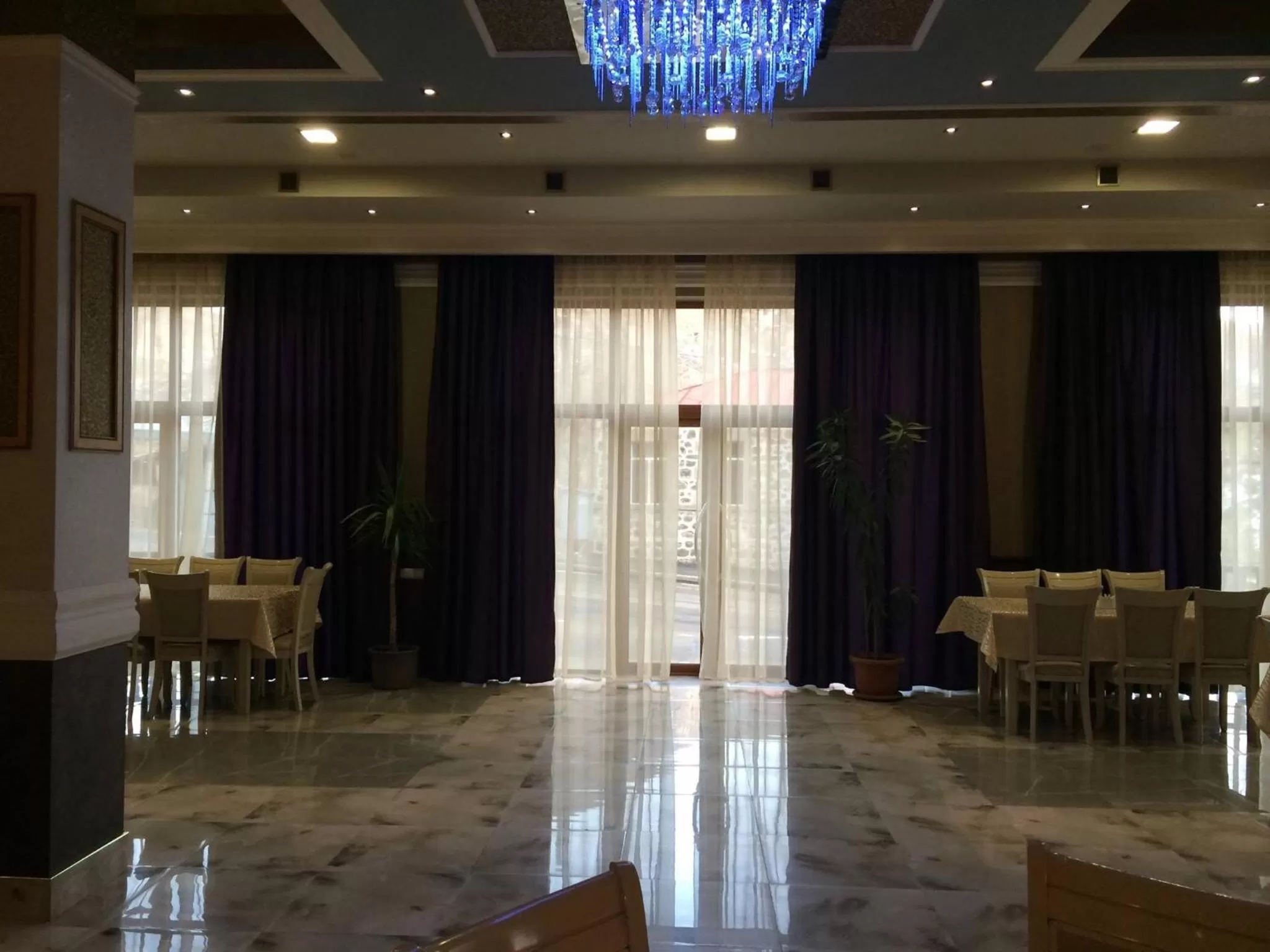 Restaurant/places to eat in Lara Hotel