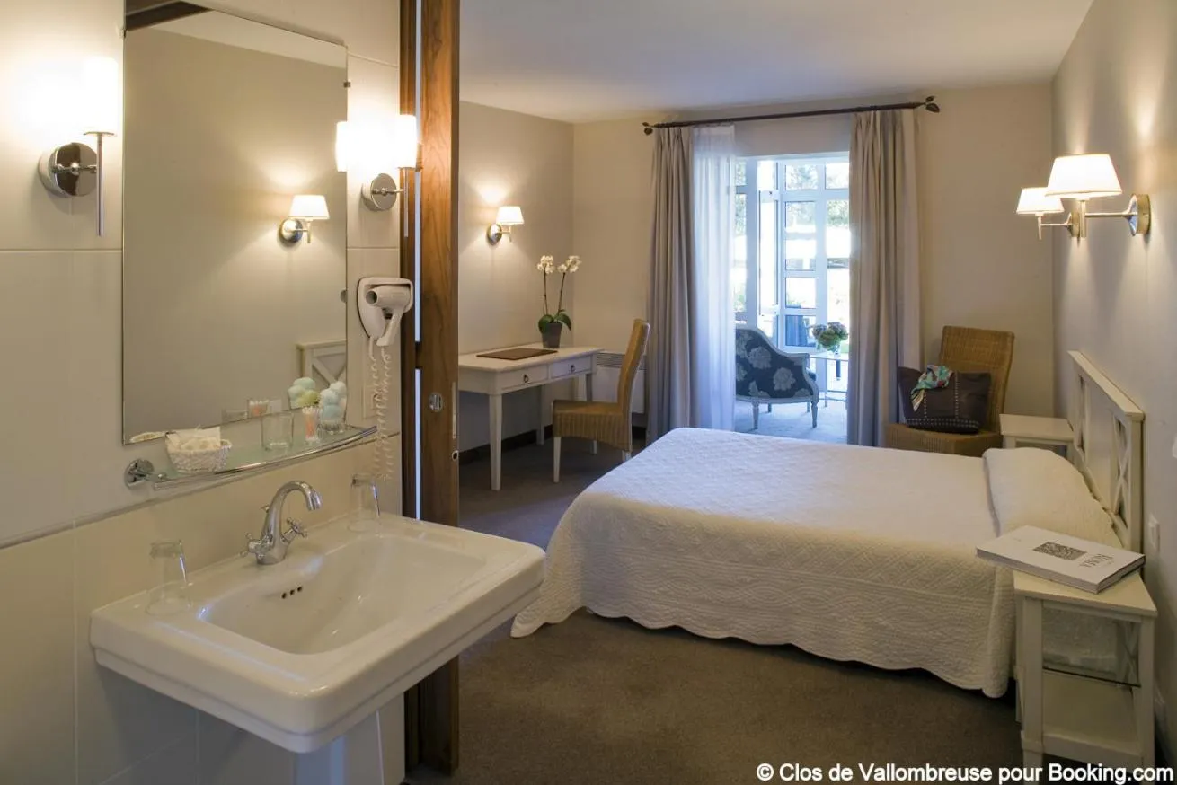 Bathroom, Bed in Clos de Vallombreuse, The Originals Relais
