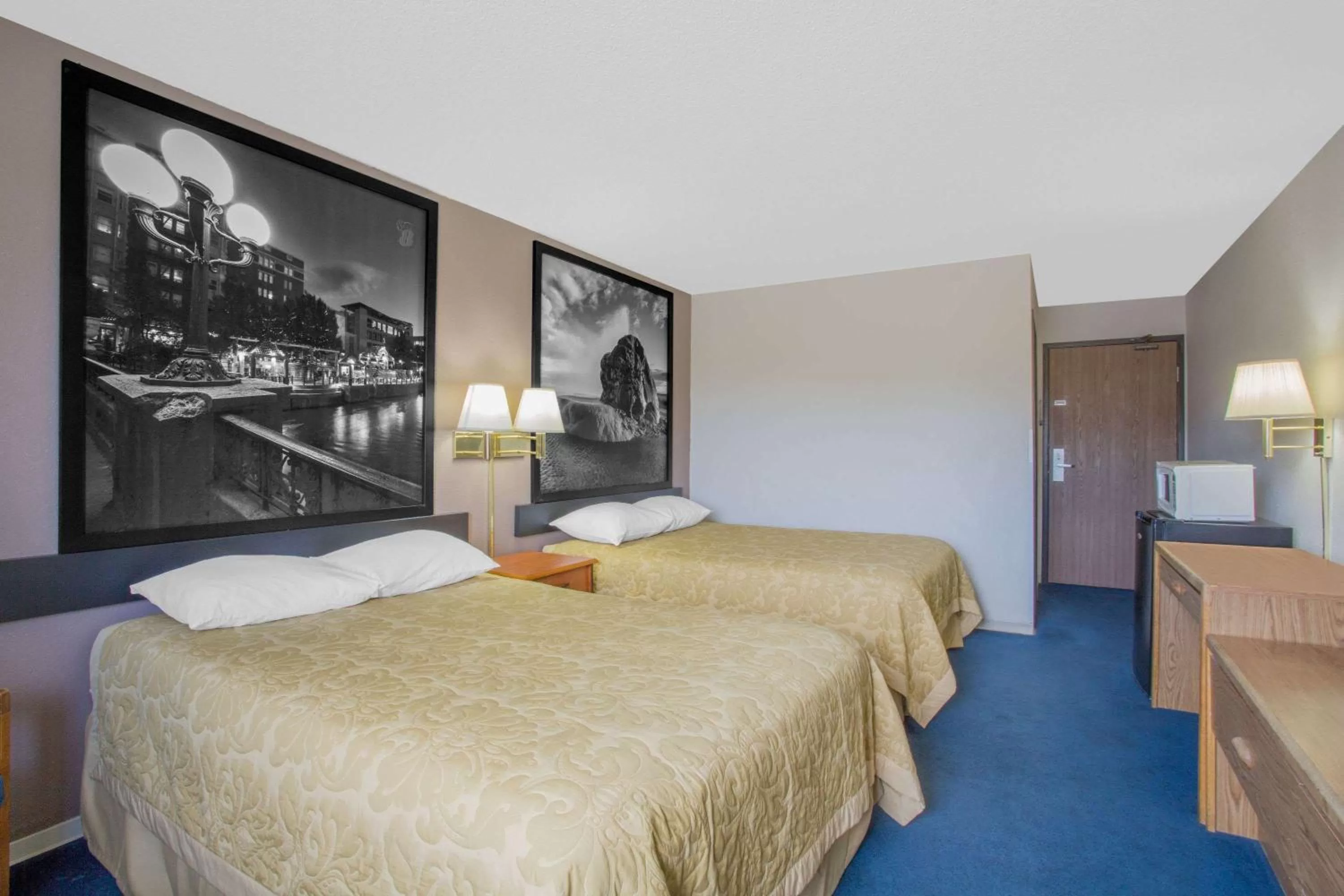 Photo of the whole room, Bed in Super 8 by Wyndham Winnemucca NV