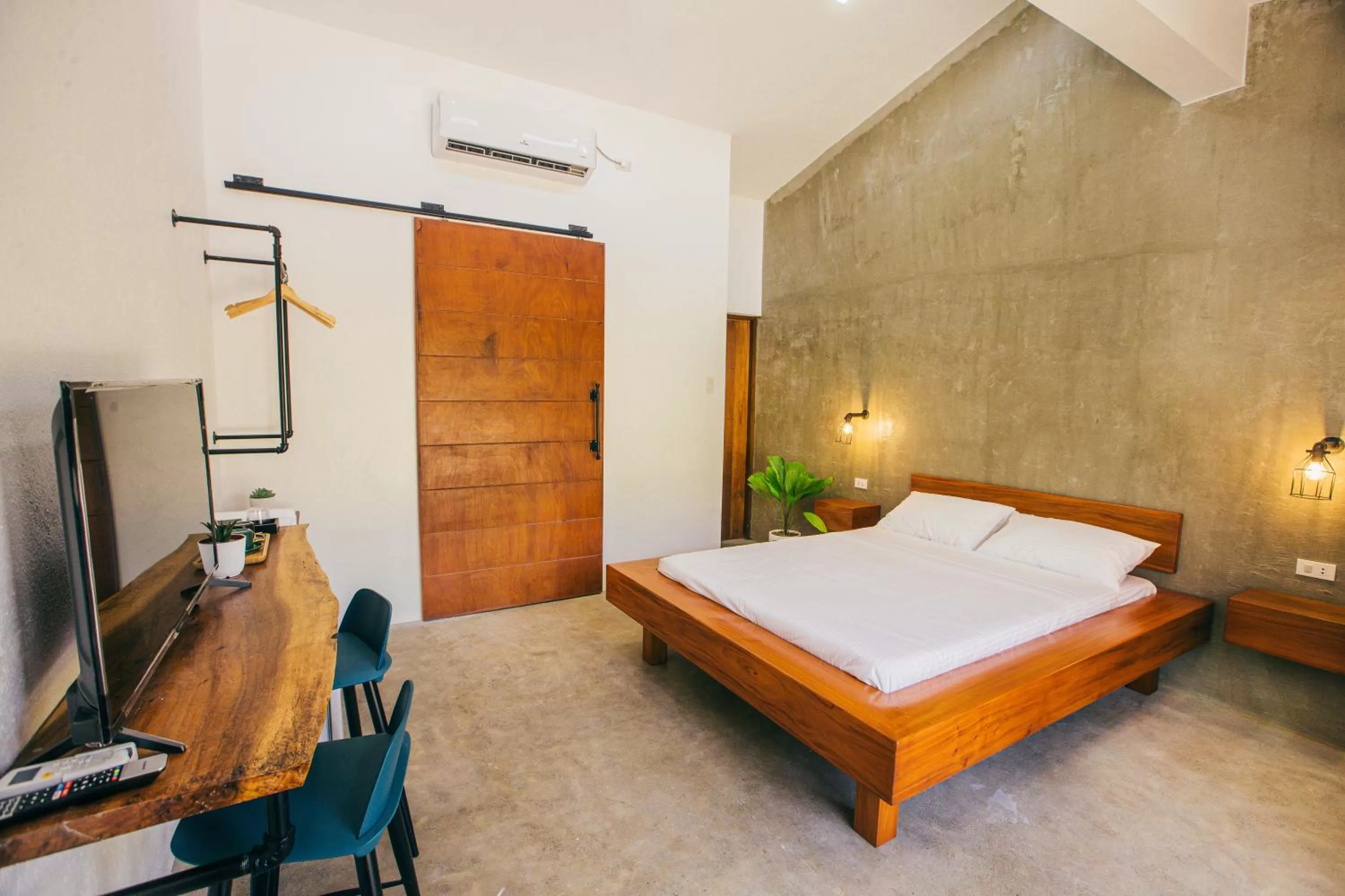 Photo of the whole room, Bed in Summer Days