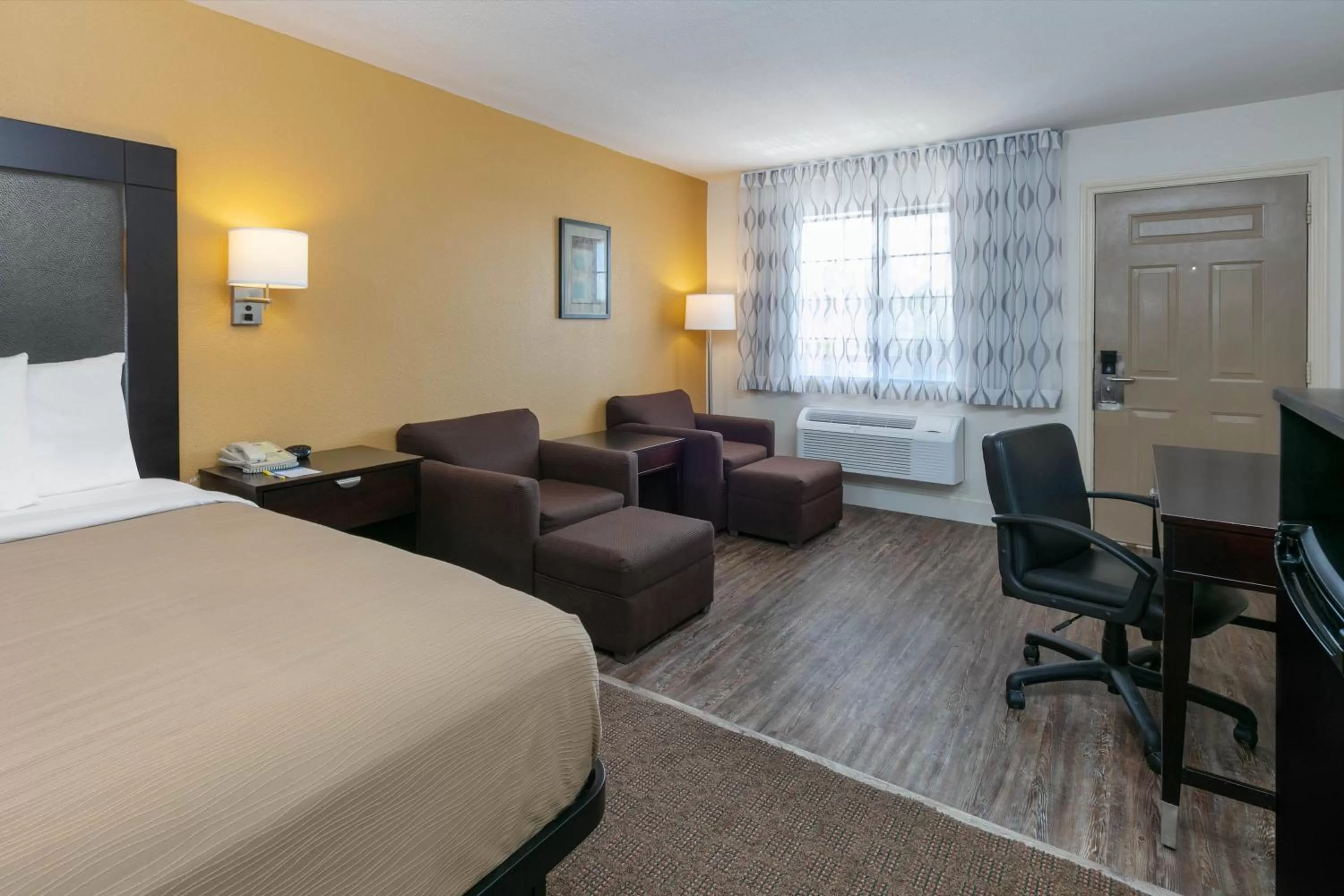 Bed in Days Inn by Wyndham Granbury