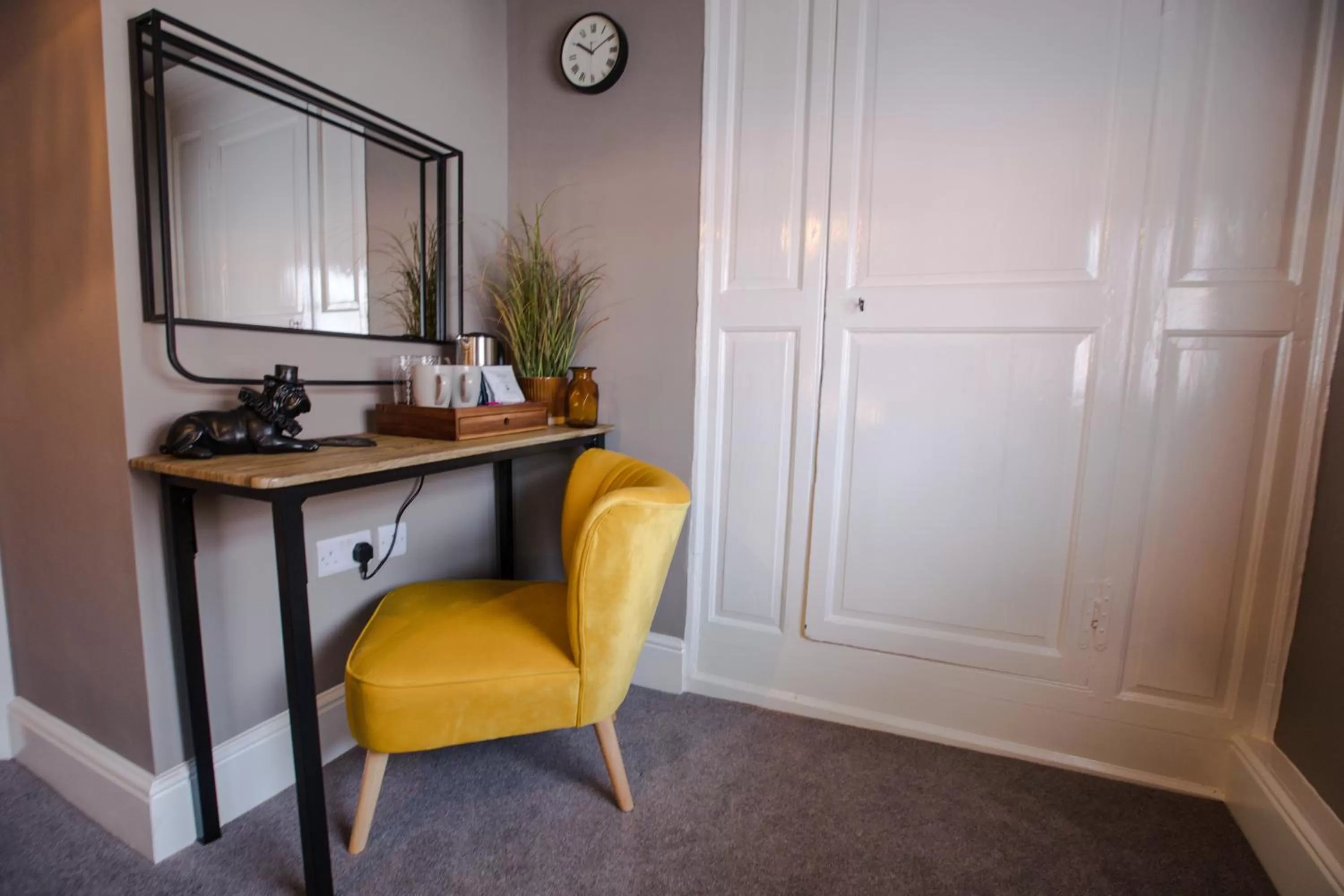 The Wheatsheaf Pub, Kitchen & Rooms