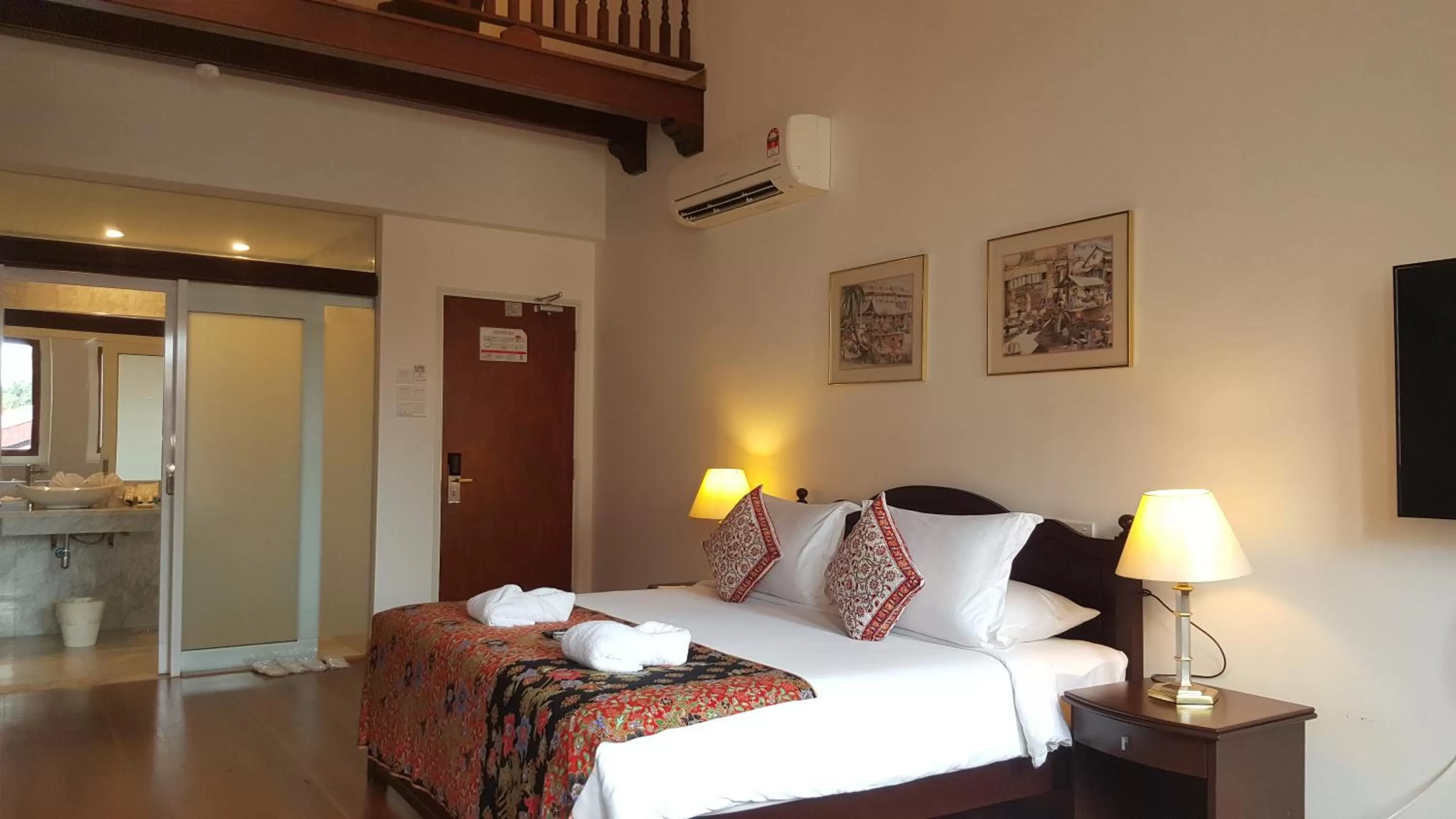 Bed in Heeren Straits Hotel