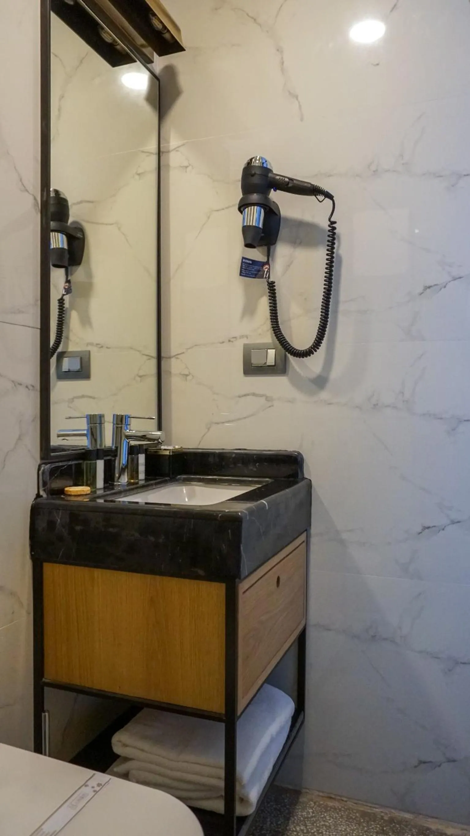 Bathroom in Maroon Tomtom