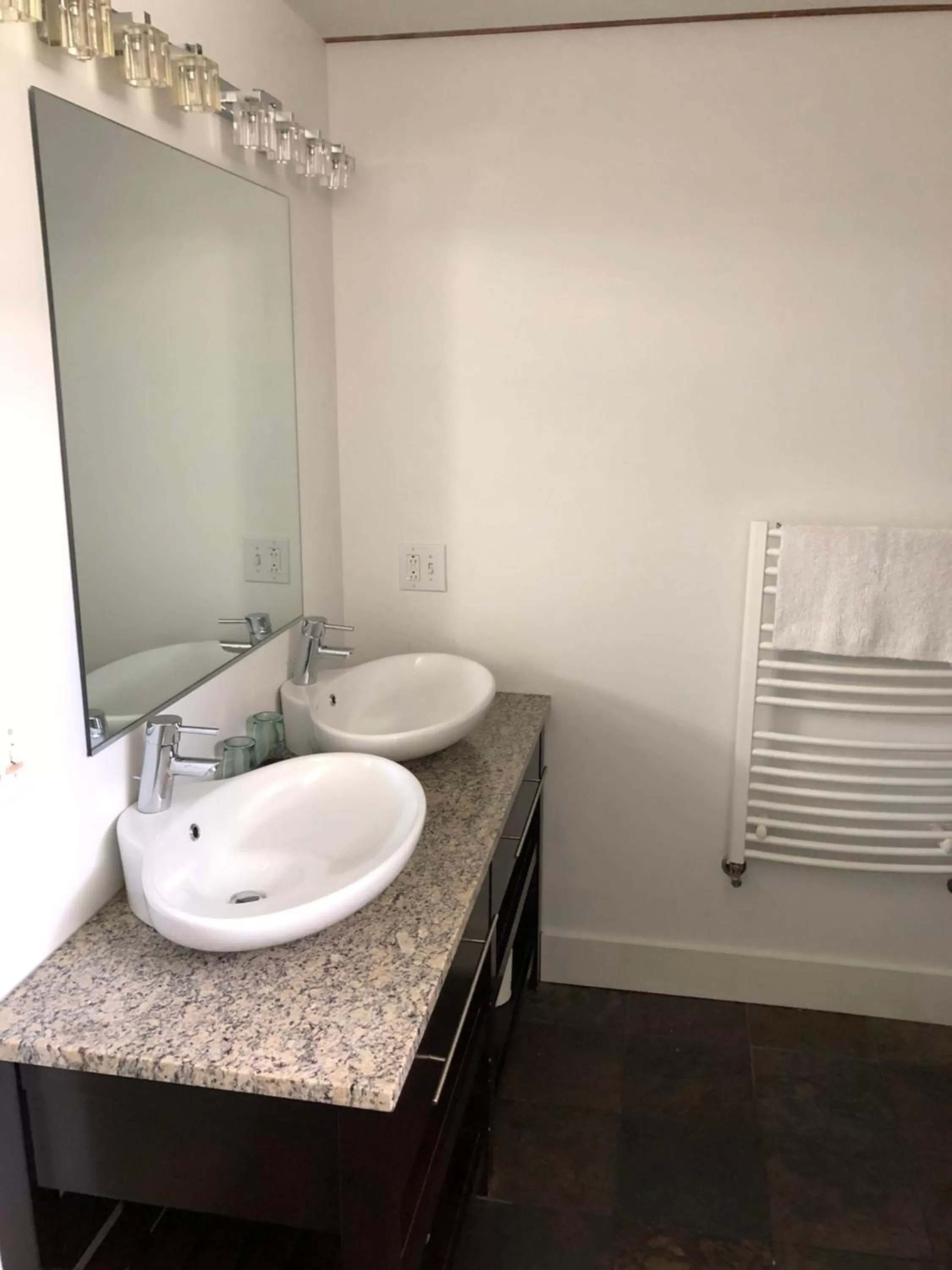 Bathroom in Shoreham Inn Bed & Breakfast