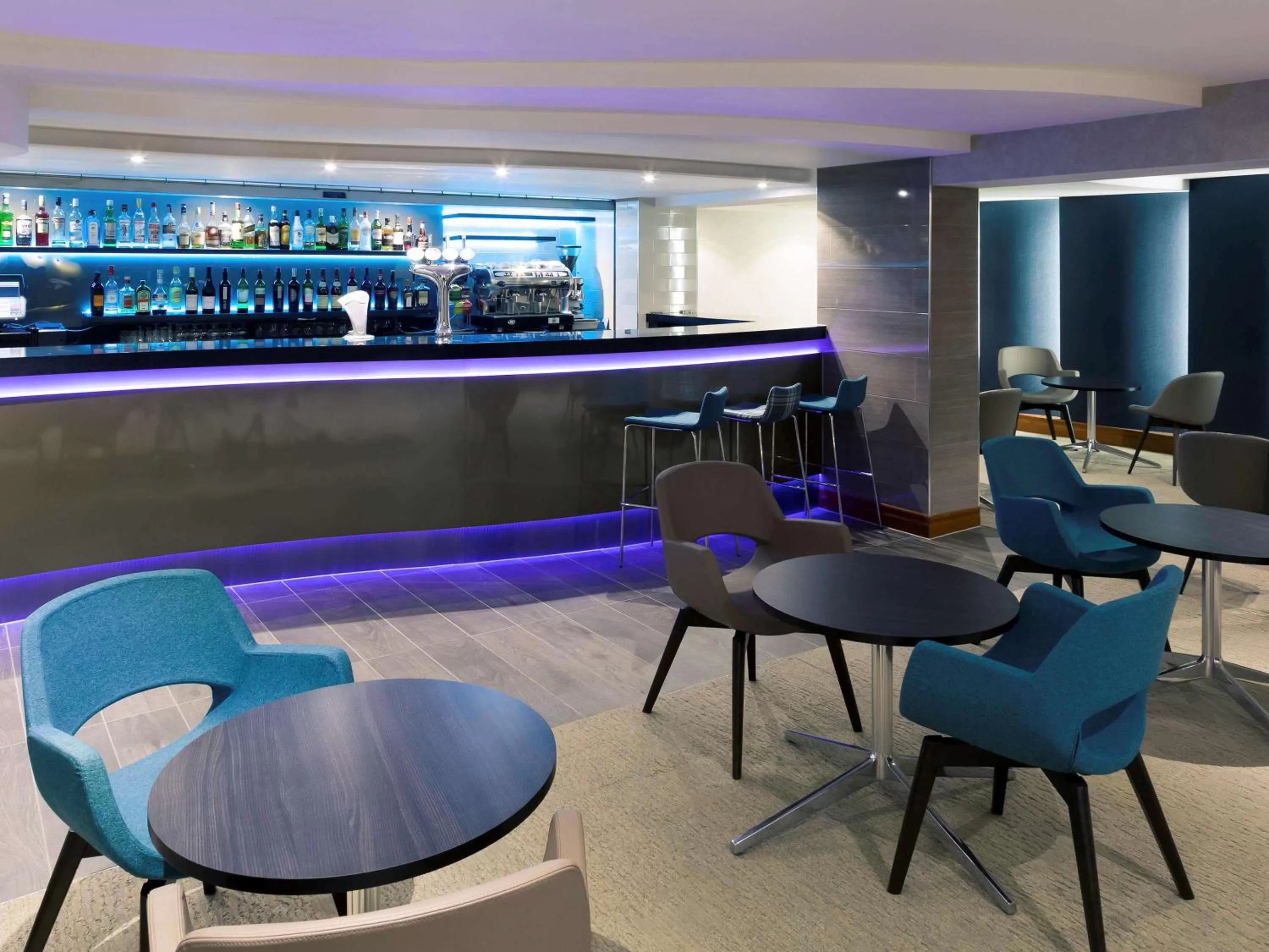 Restaurant/places to eat in Mercure London Heathrow Airport