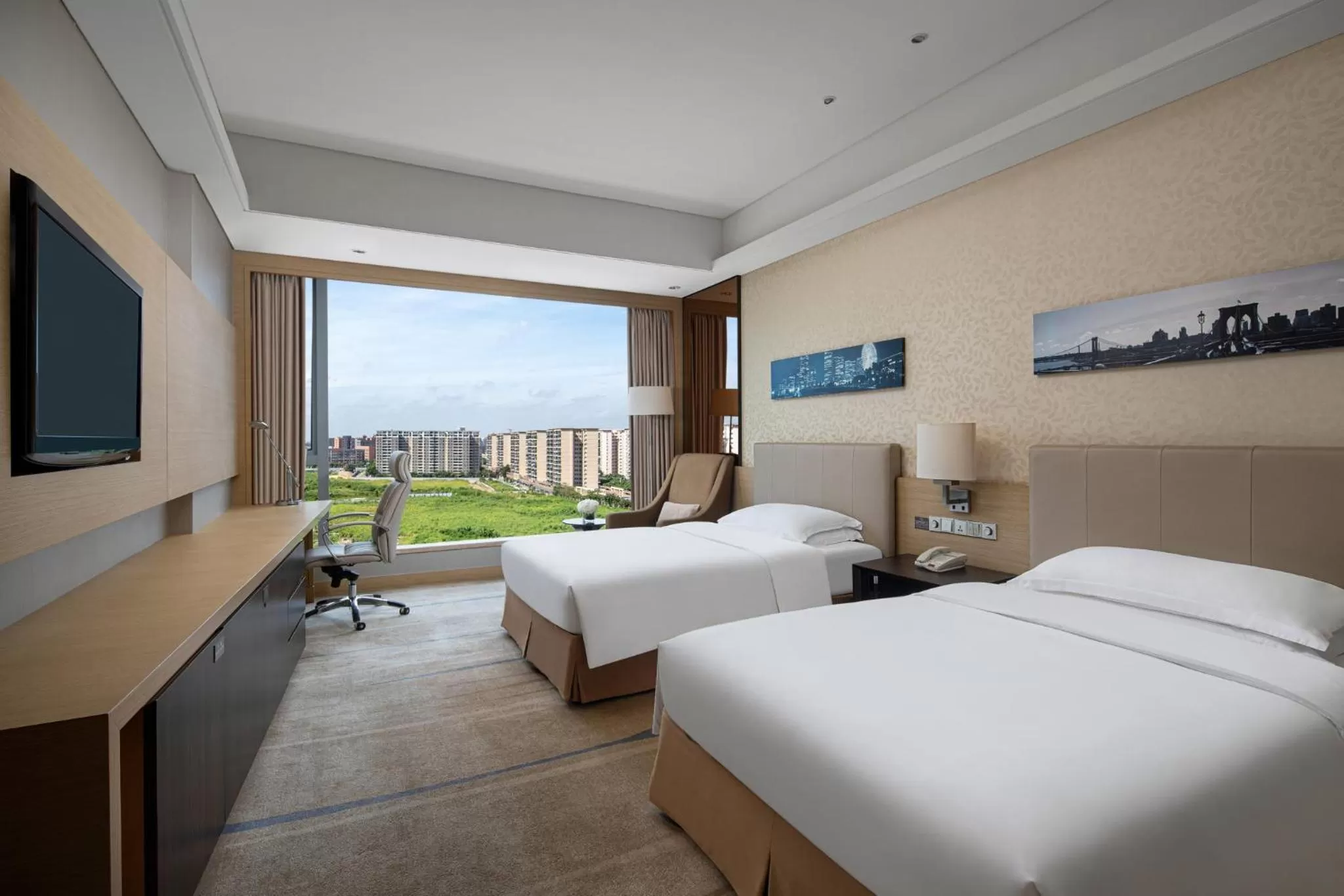 Photo of the whole room, Bed in Crowne Plaza Guangzhou Huadu by IHG