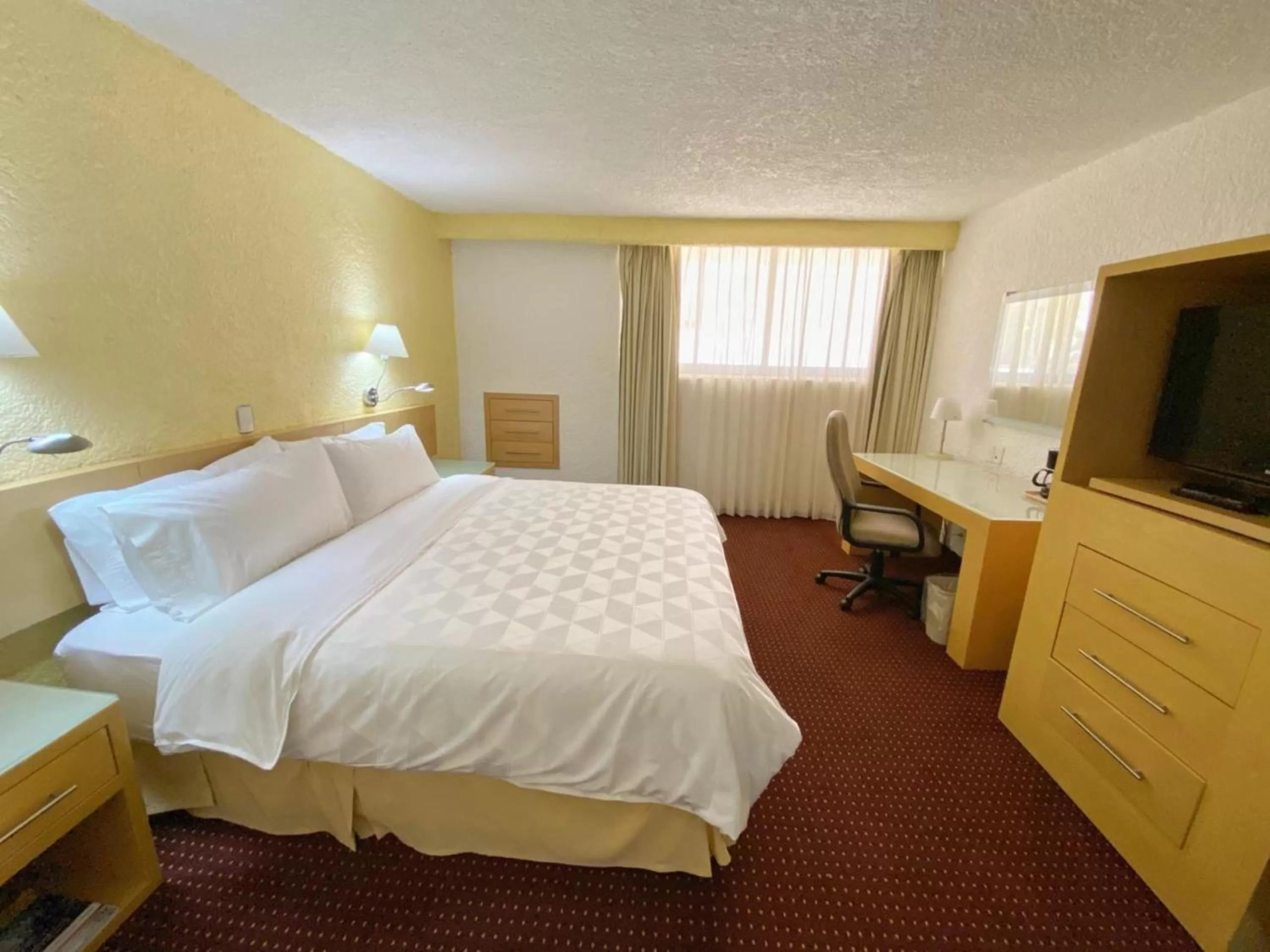 Photo of the whole room, Bed in Holiday Inn Morelia by IHG